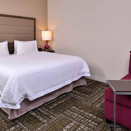 Hampton Inn & Suites Dallas Market Center Екстер'єр фото