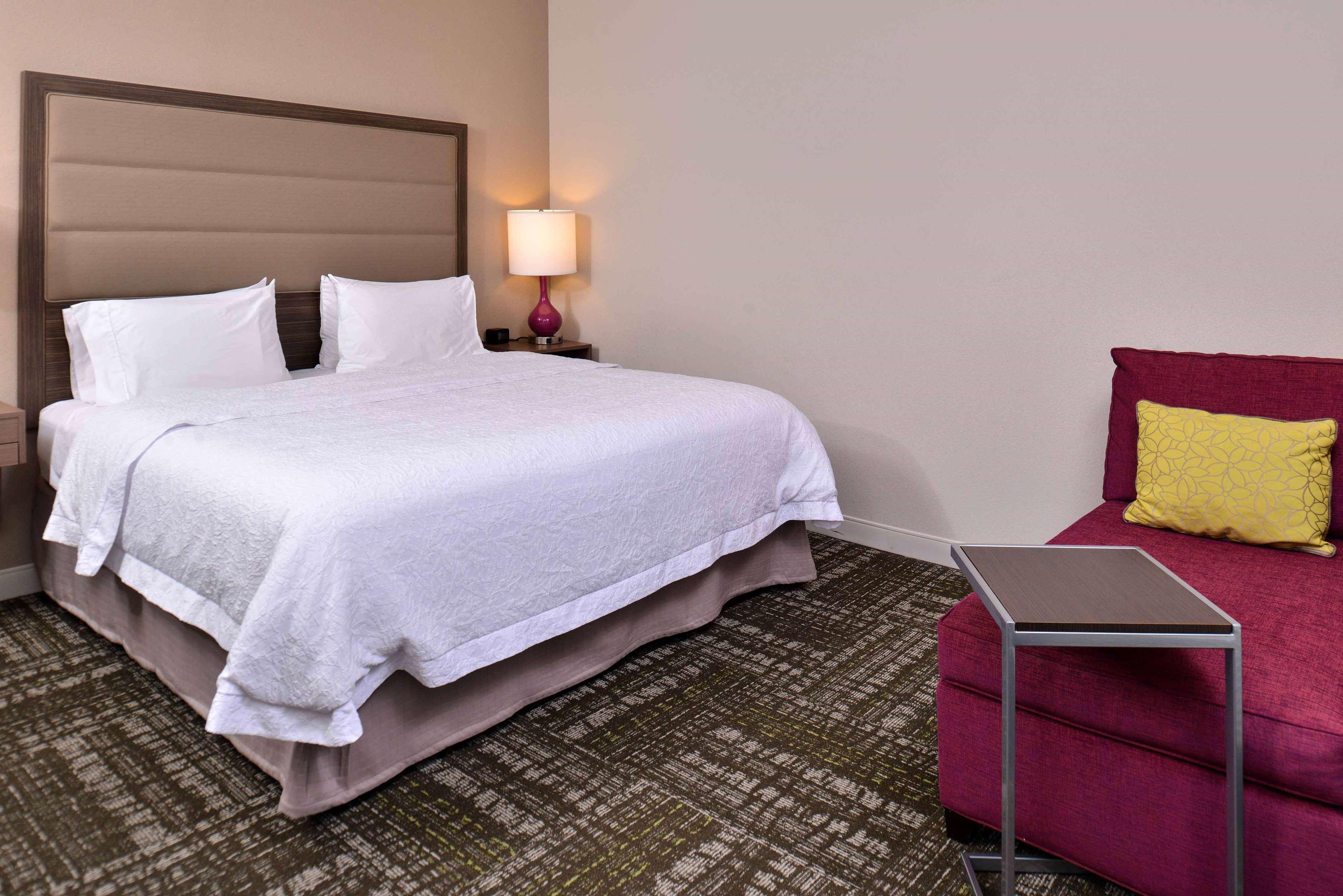 Hampton Inn & Suites Dallas Market Center Екстер'єр фото