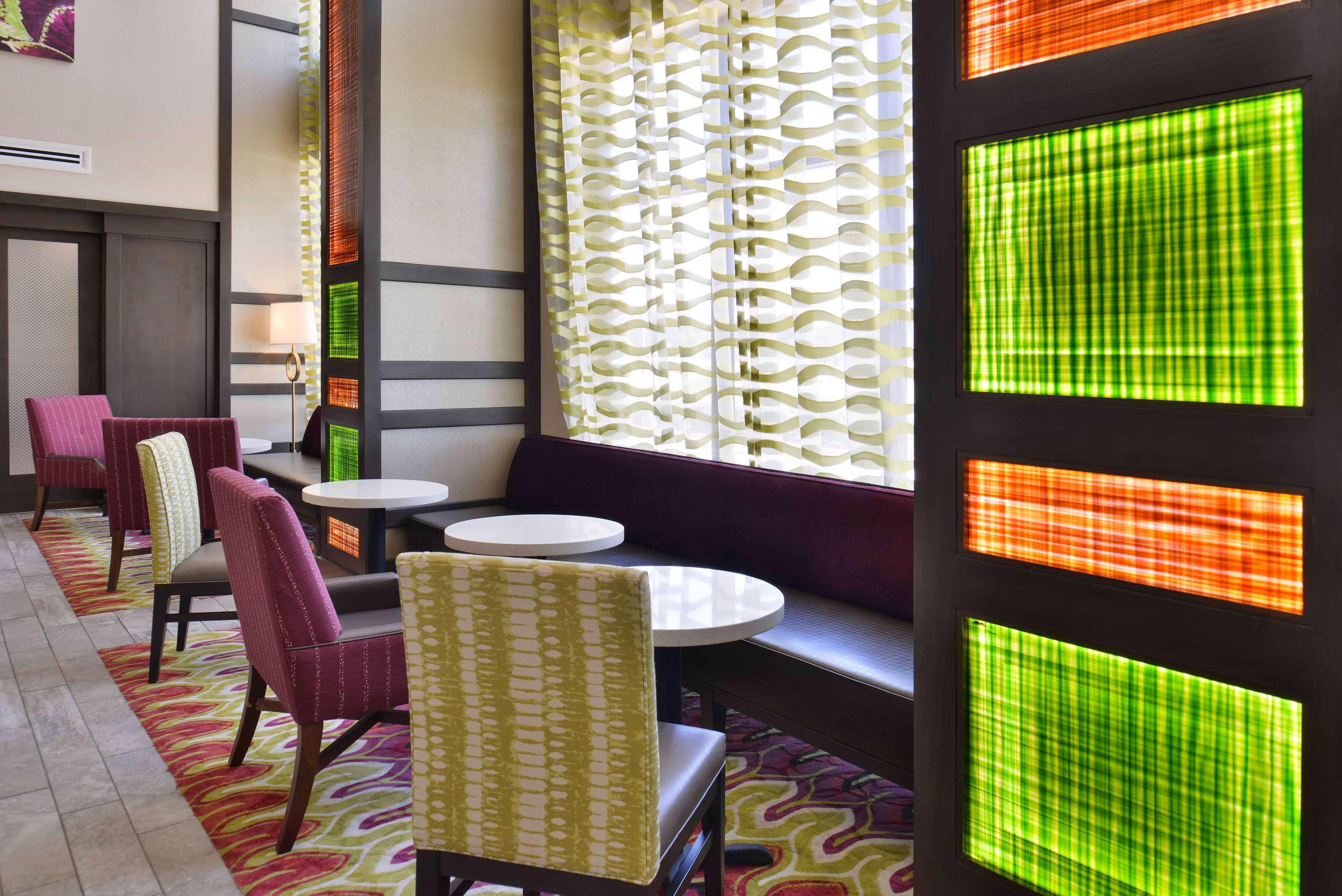 Hampton Inn & Suites Dallas Market Center Екстер'єр фото