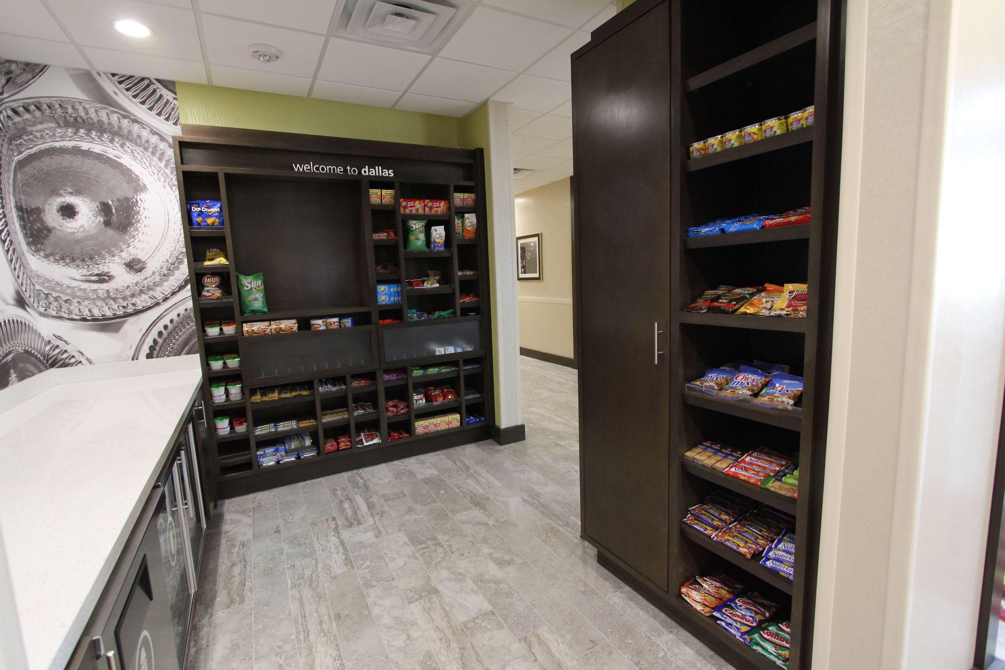 Hampton Inn & Suites Dallas Market Center Екстер'єр фото