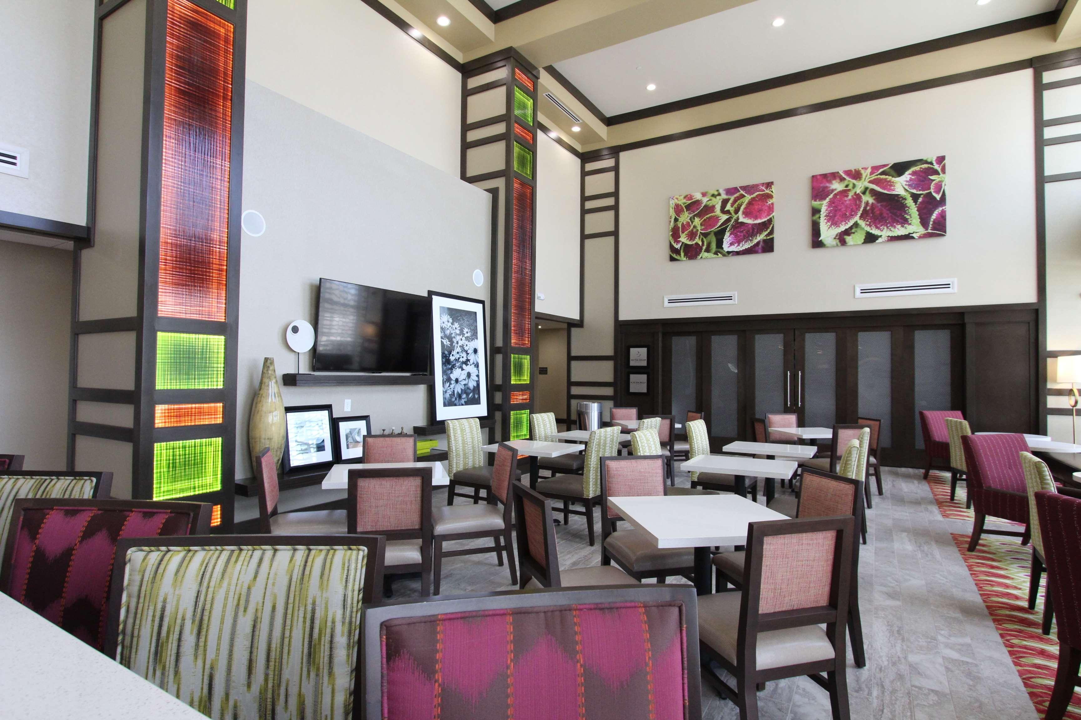 Hampton Inn & Suites Dallas Market Center Екстер'єр фото