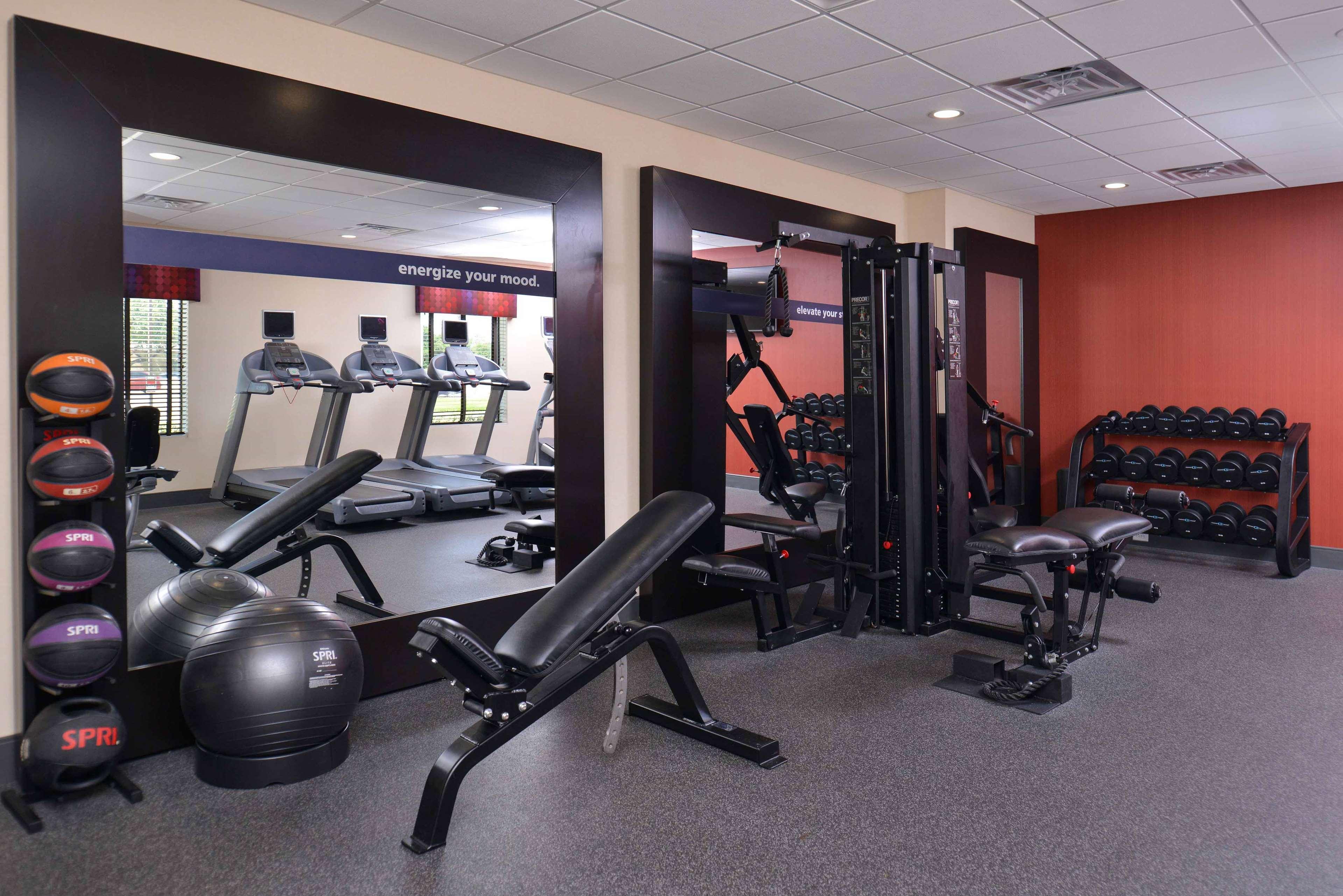 Hampton Inn & Suites Dallas Market Center Екстер'єр фото