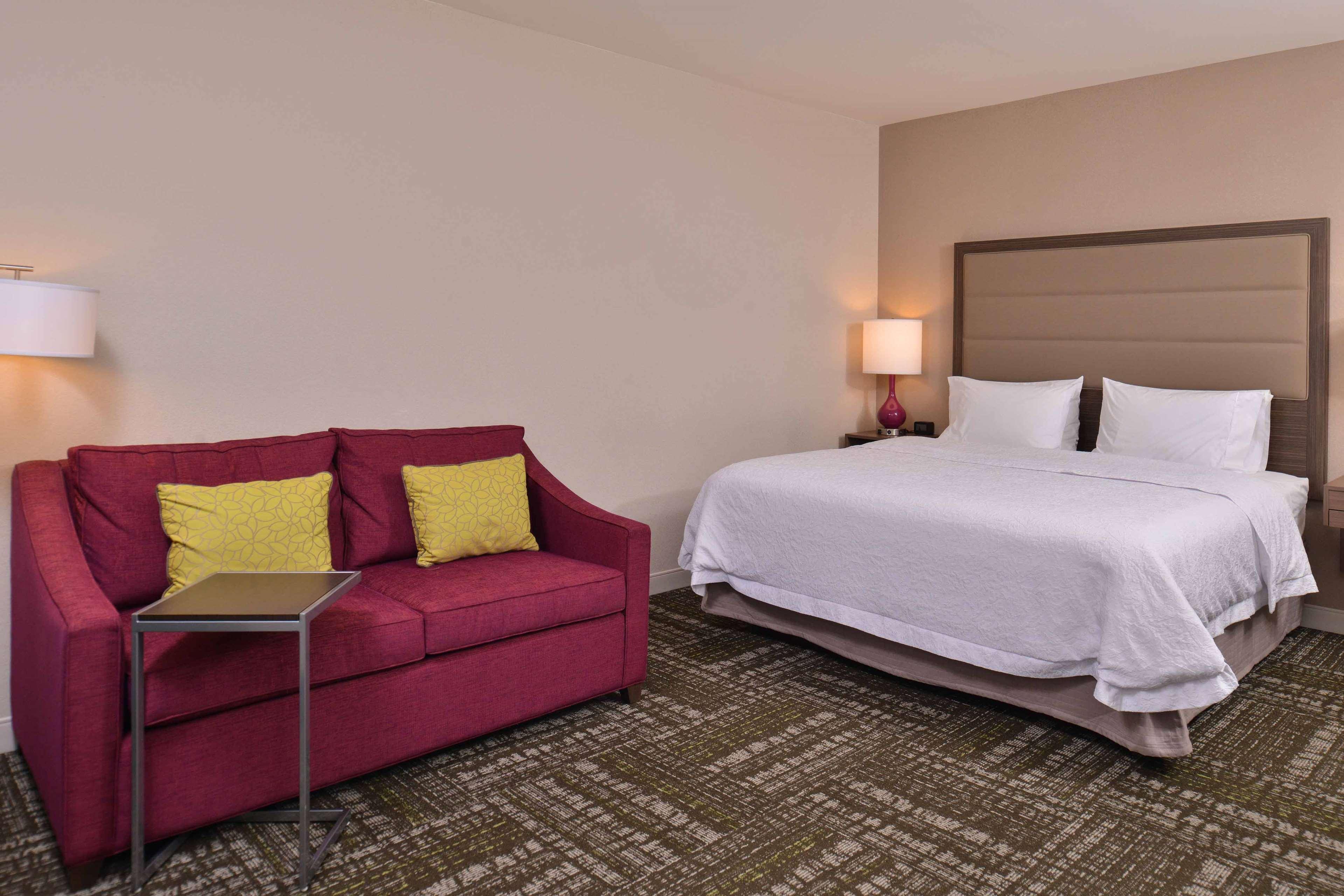 Hampton Inn & Suites Dallas Market Center Екстер'єр фото