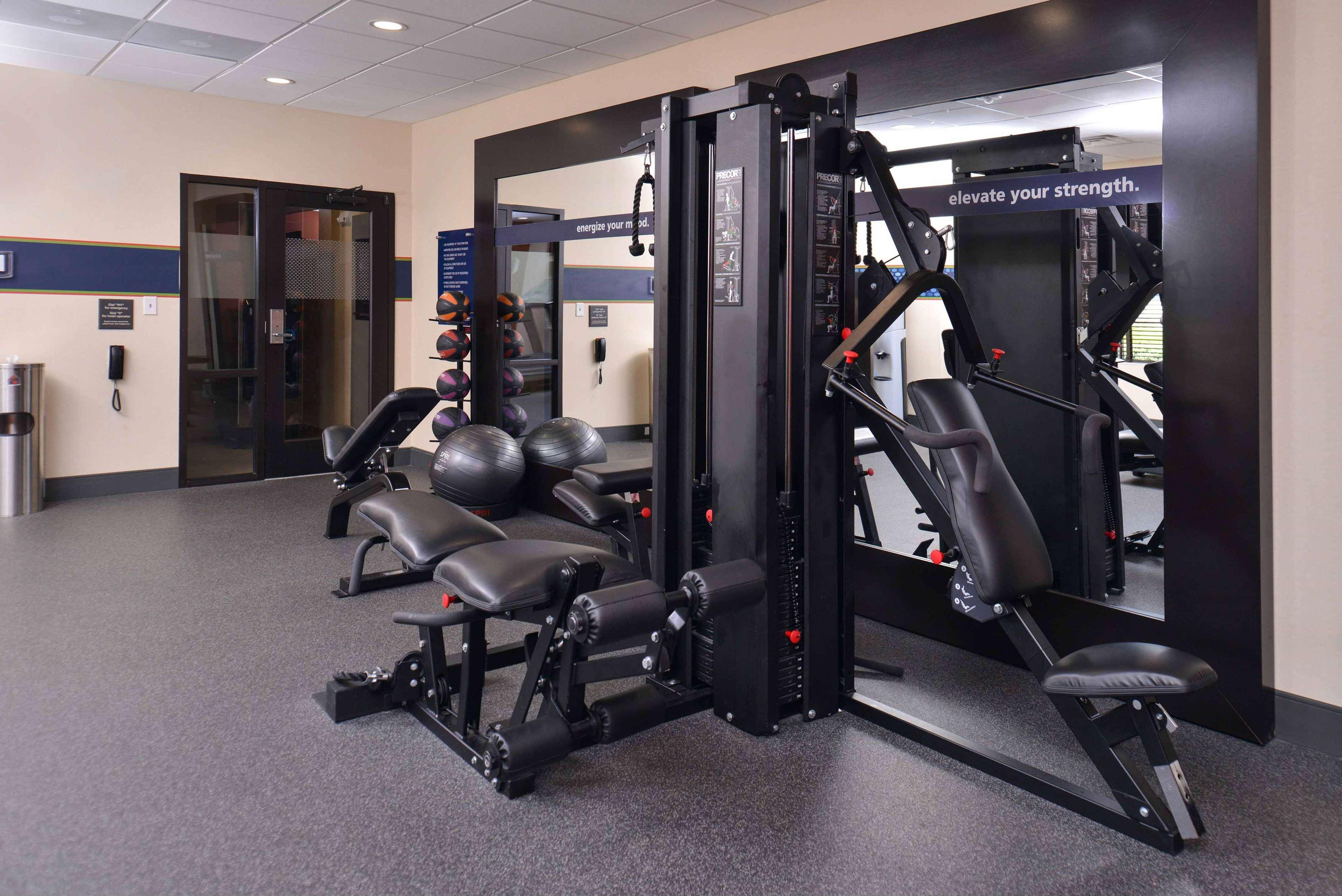 Hampton Inn & Suites Dallas Market Center Екстер'єр фото