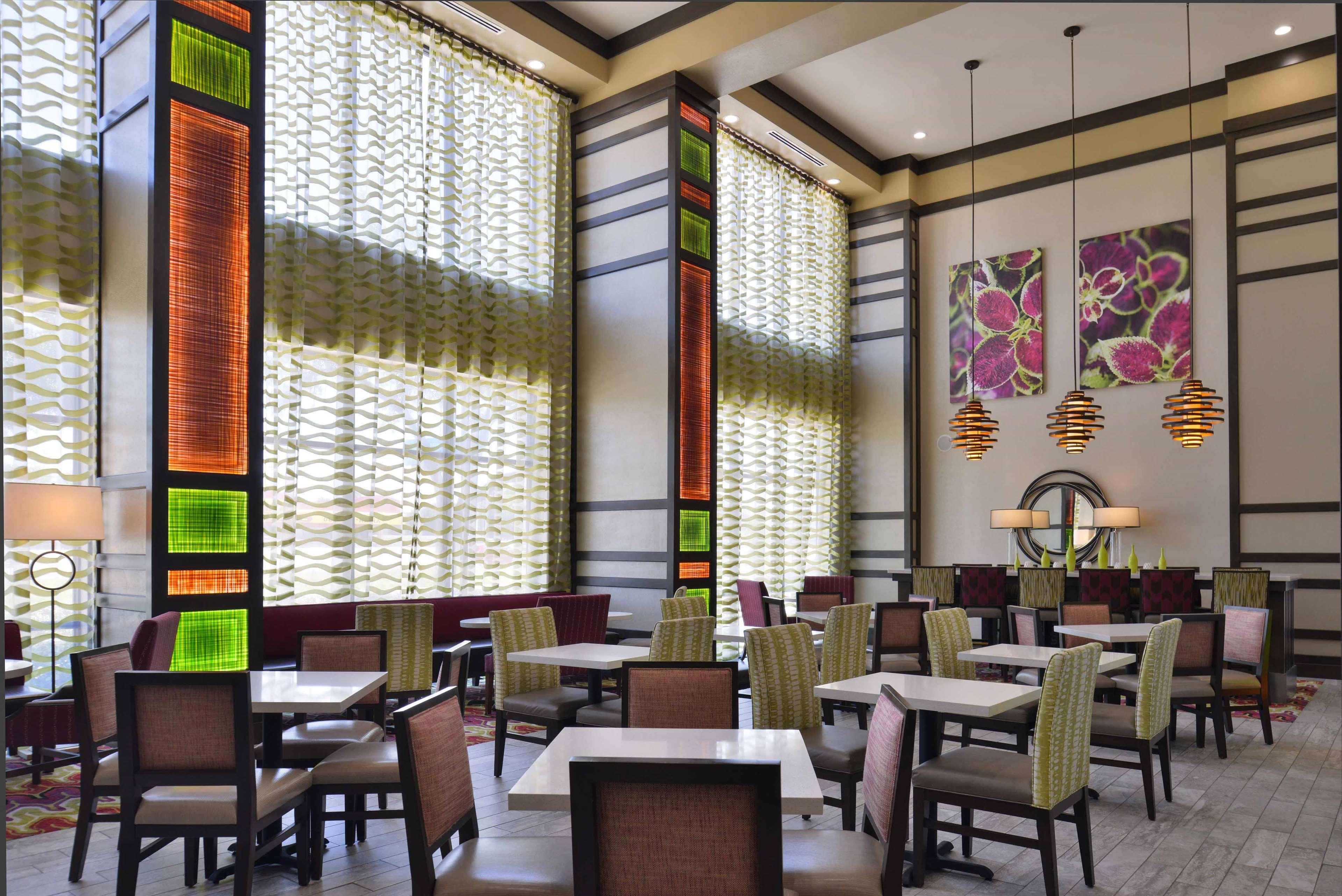 Hampton Inn & Suites Dallas Market Center Екстер'єр фото