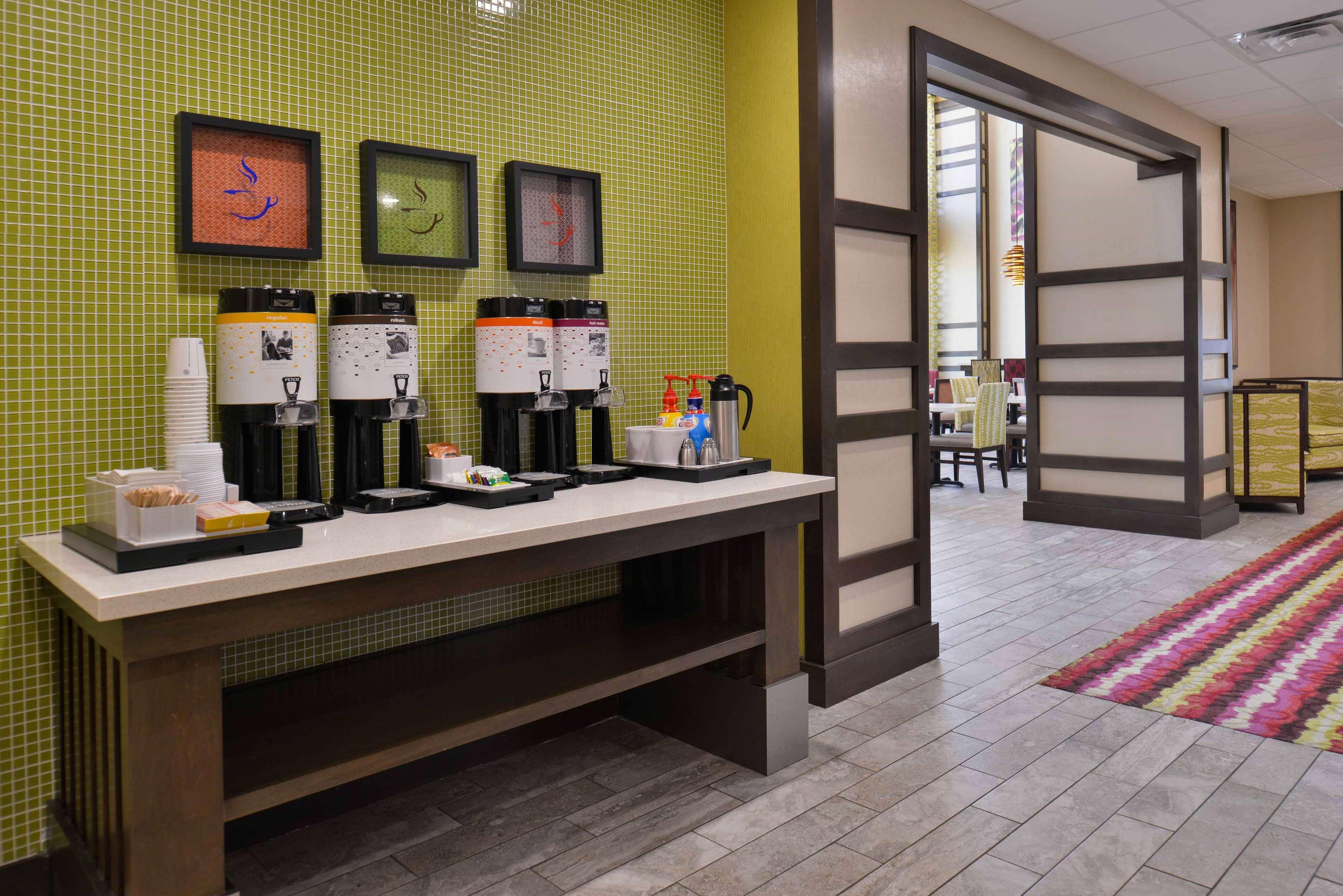 Hampton Inn & Suites Dallas Market Center Екстер'єр фото