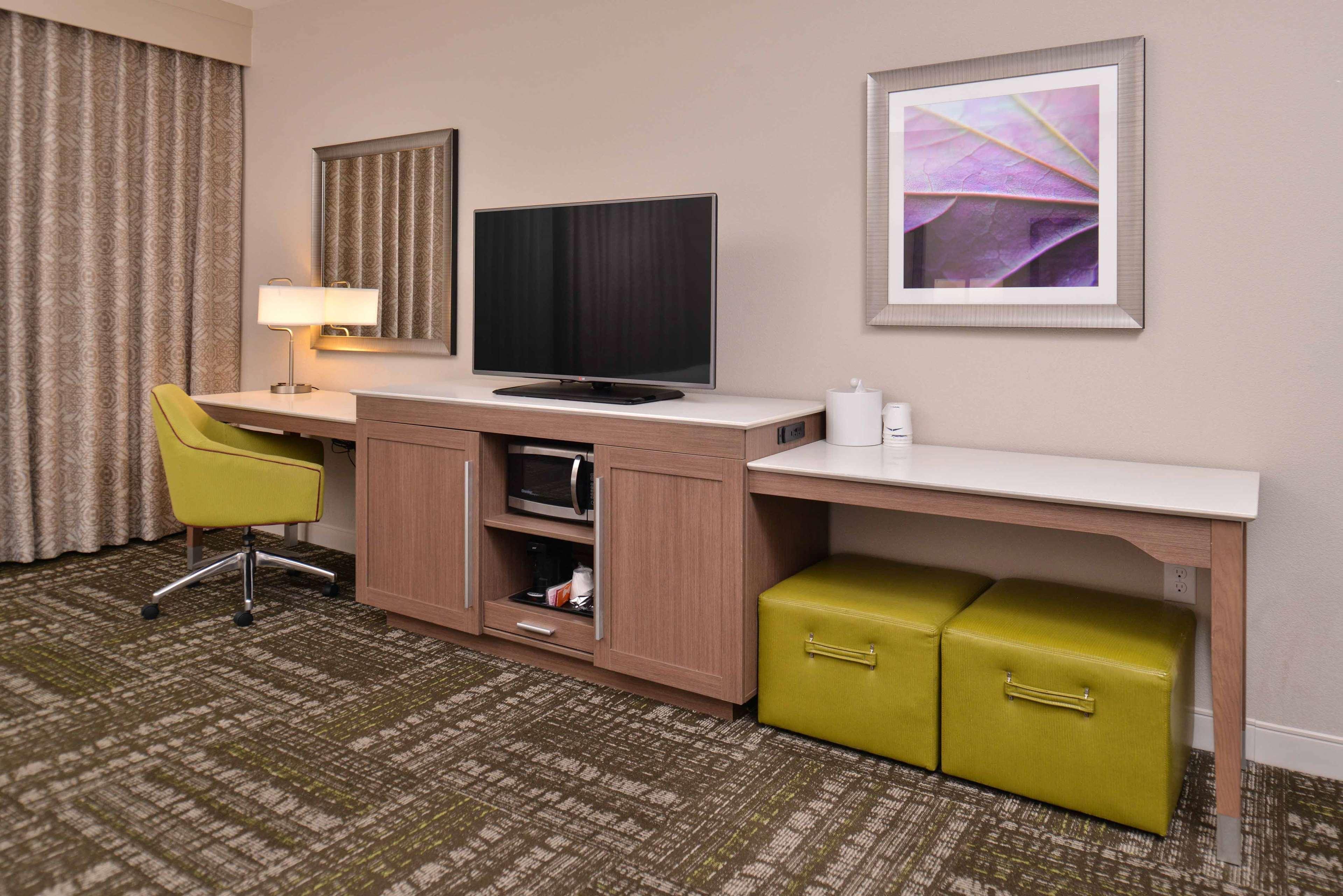 Hampton Inn & Suites Dallas Market Center Екстер'єр фото