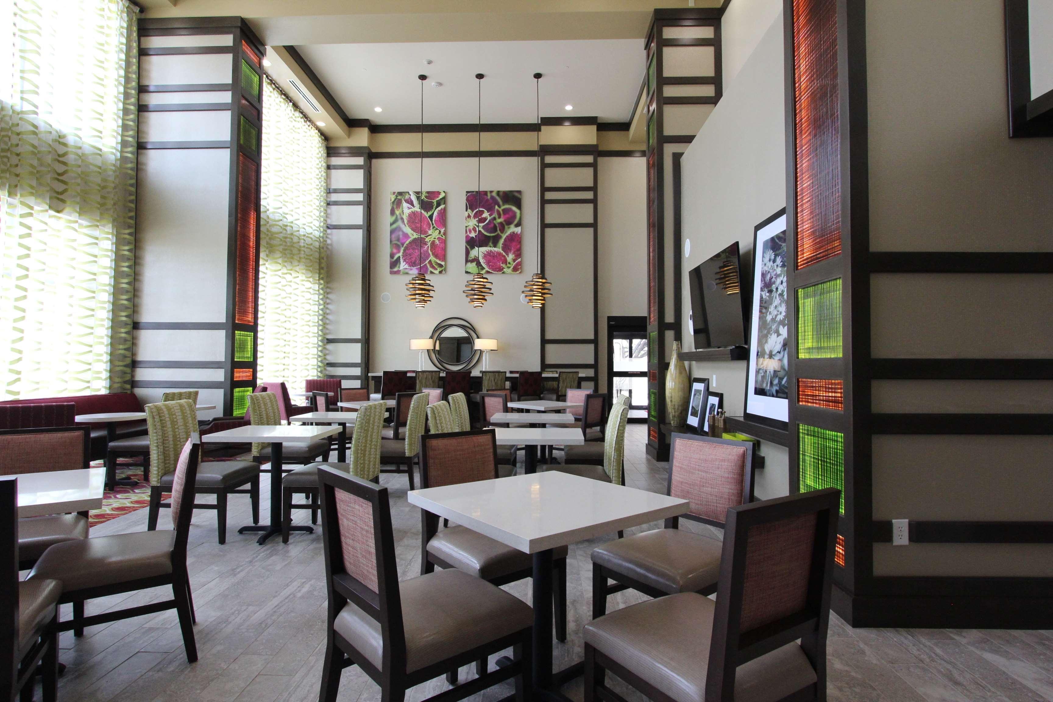 Hampton Inn & Suites Dallas Market Center Екстер'єр фото