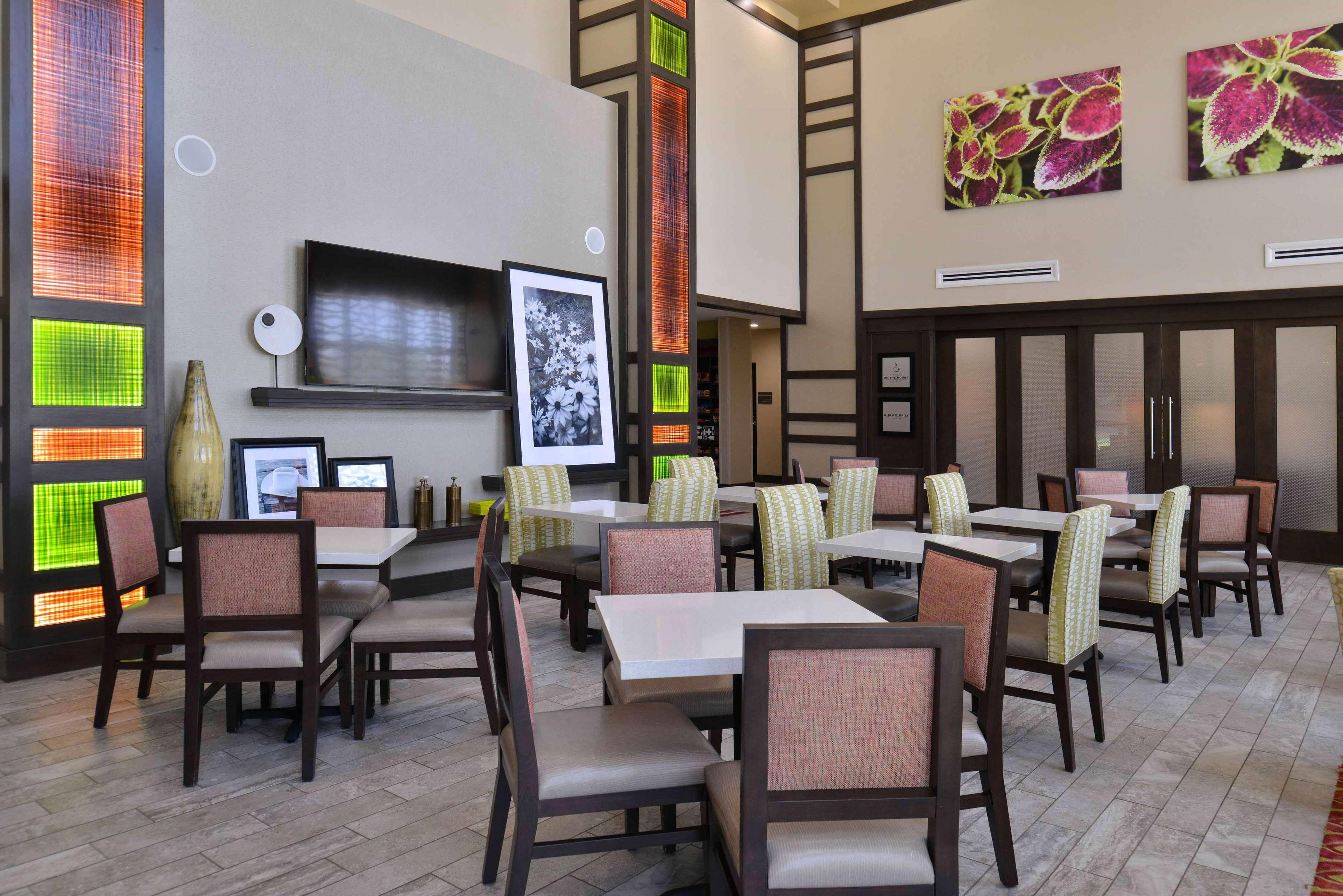 Hampton Inn & Suites Dallas Market Center Екстер'єр фото