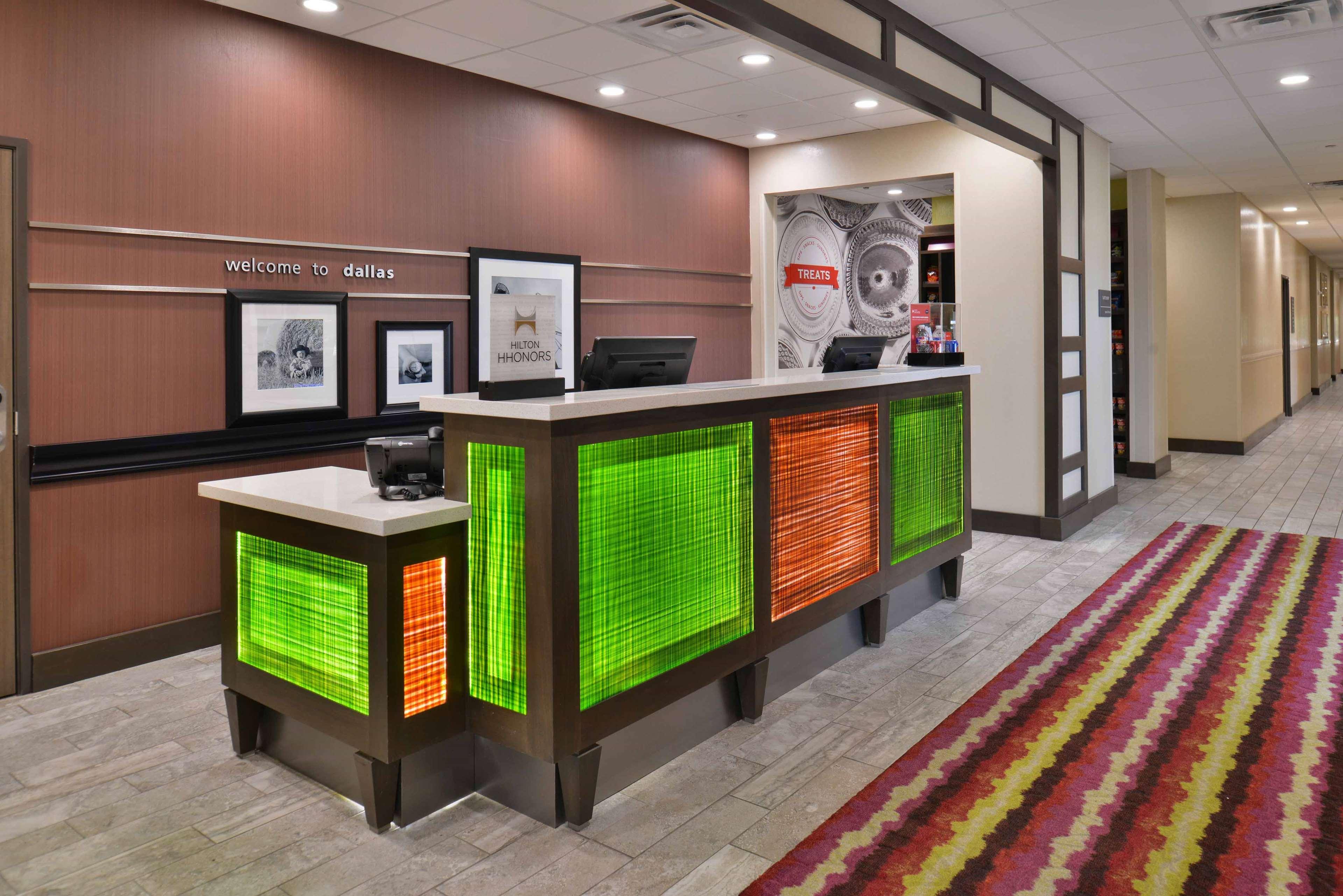 Hampton Inn & Suites Dallas Market Center Екстер'єр фото