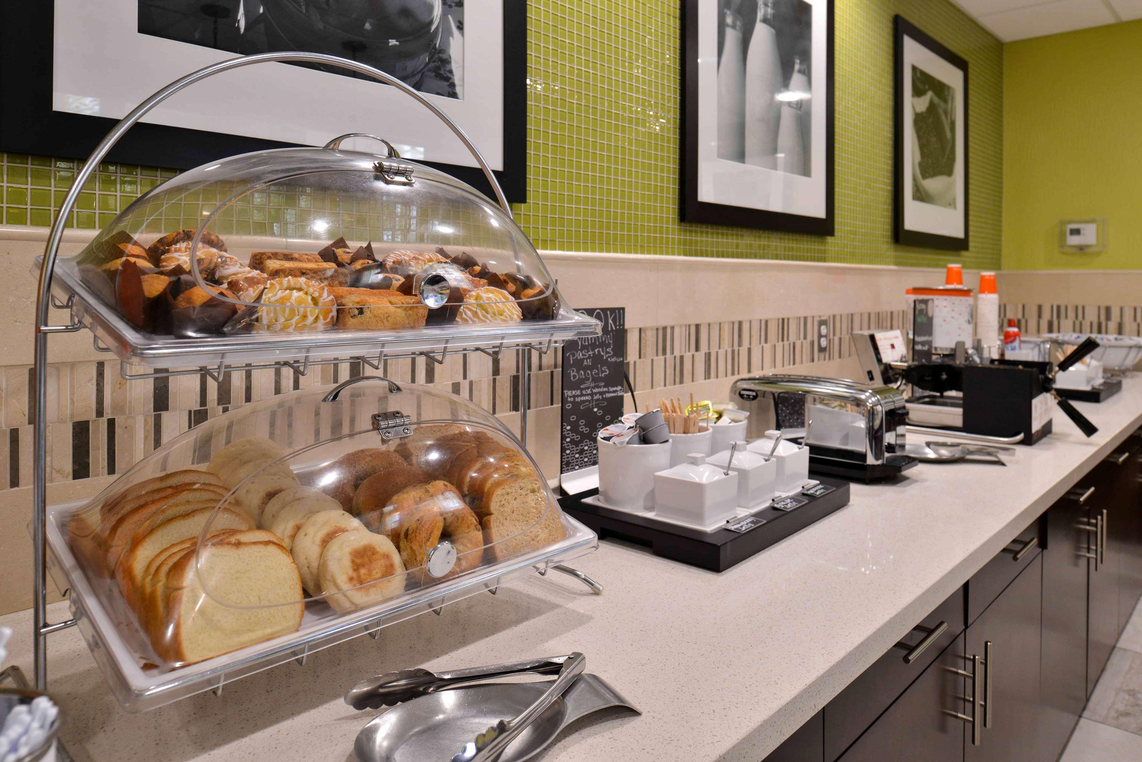 Hampton Inn & Suites Dallas Market Center Екстер'єр фото