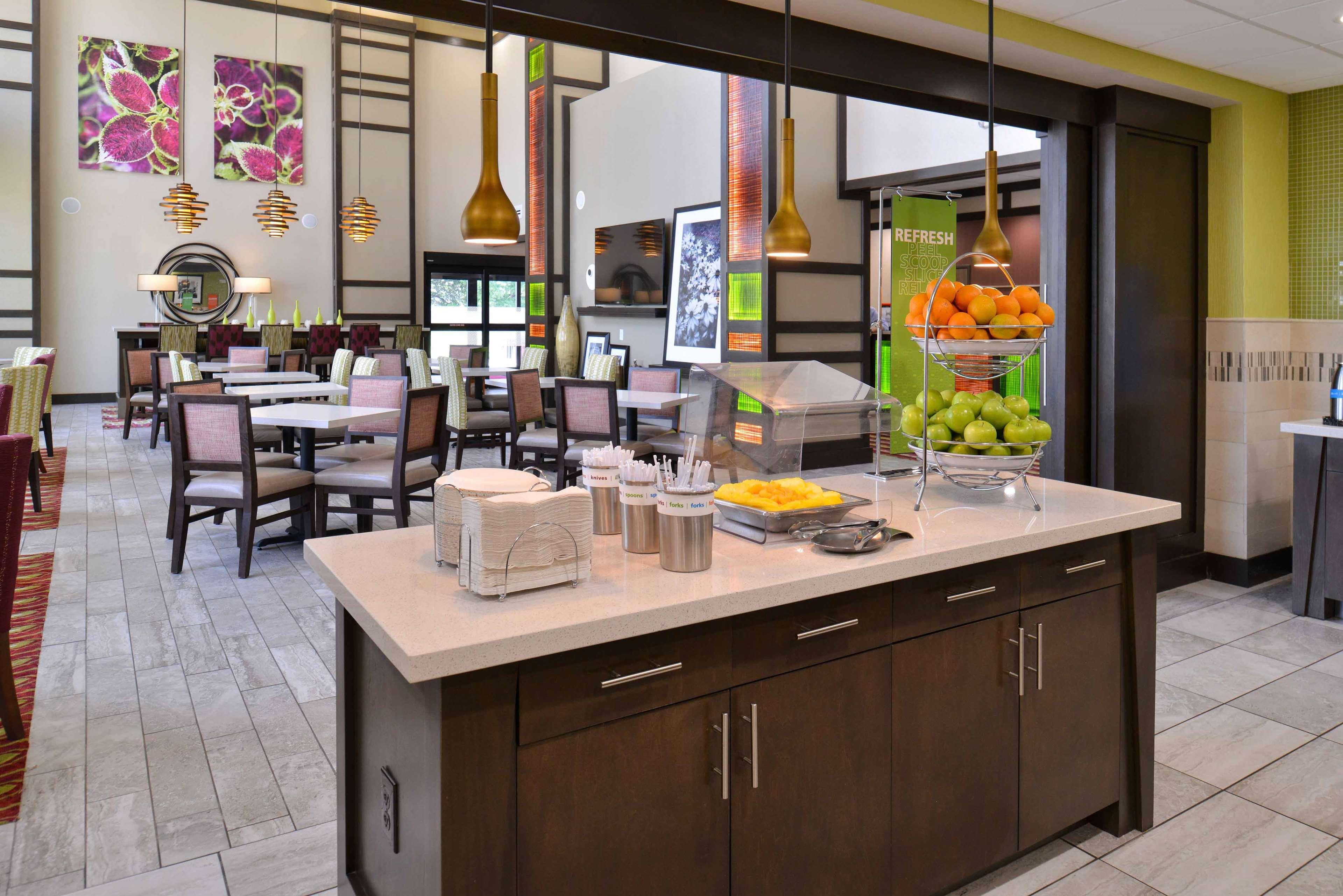 Hampton Inn & Suites Dallas Market Center Екстер'єр фото
