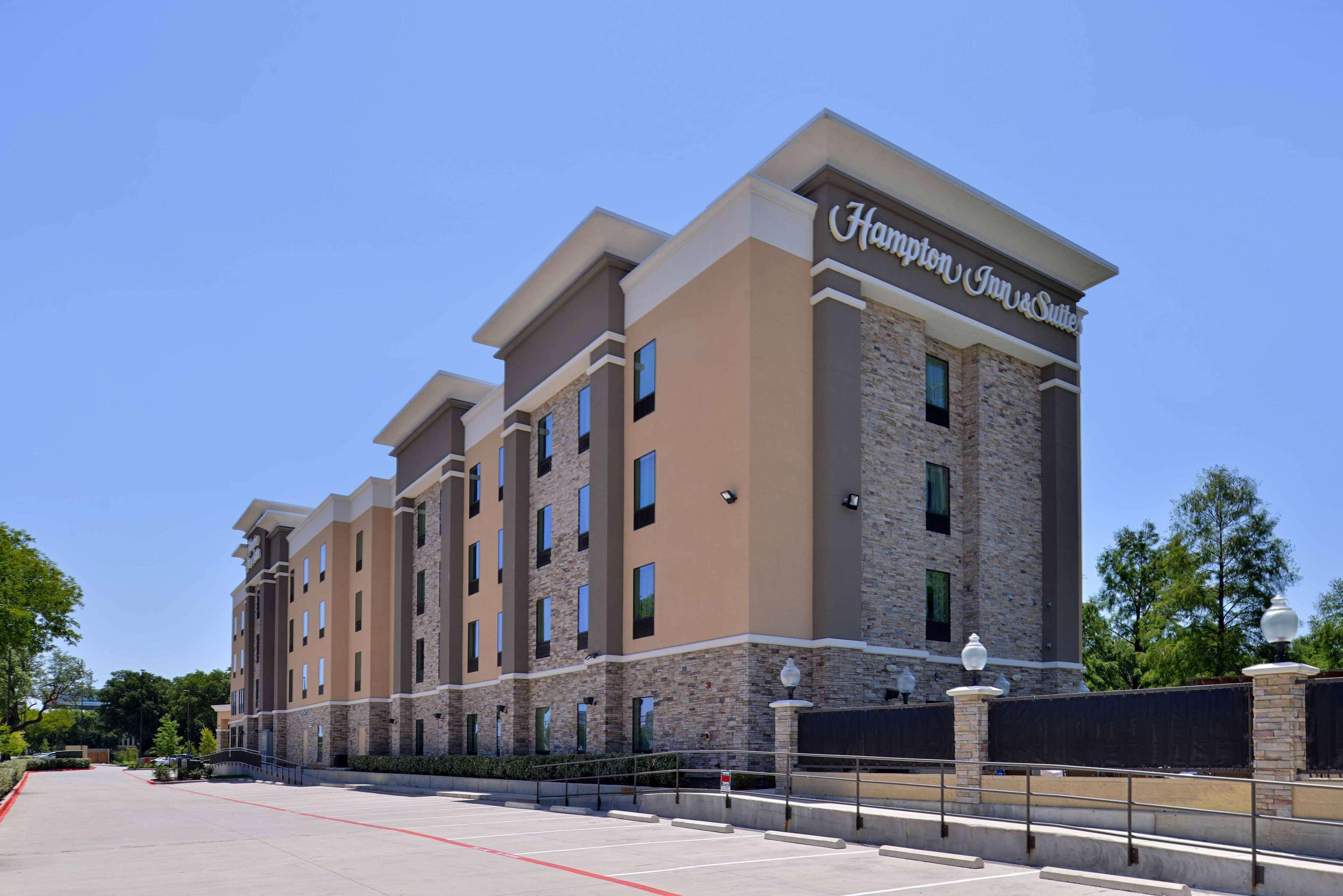Hampton Inn & Suites Dallas Market Center Екстер'єр фото