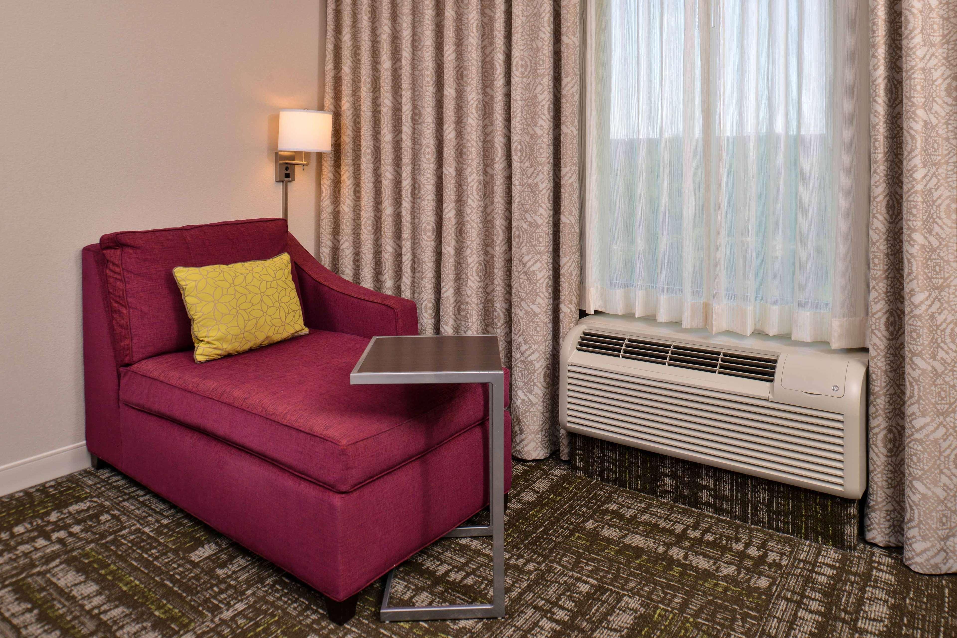 Hampton Inn & Suites Dallas Market Center Екстер'єр фото