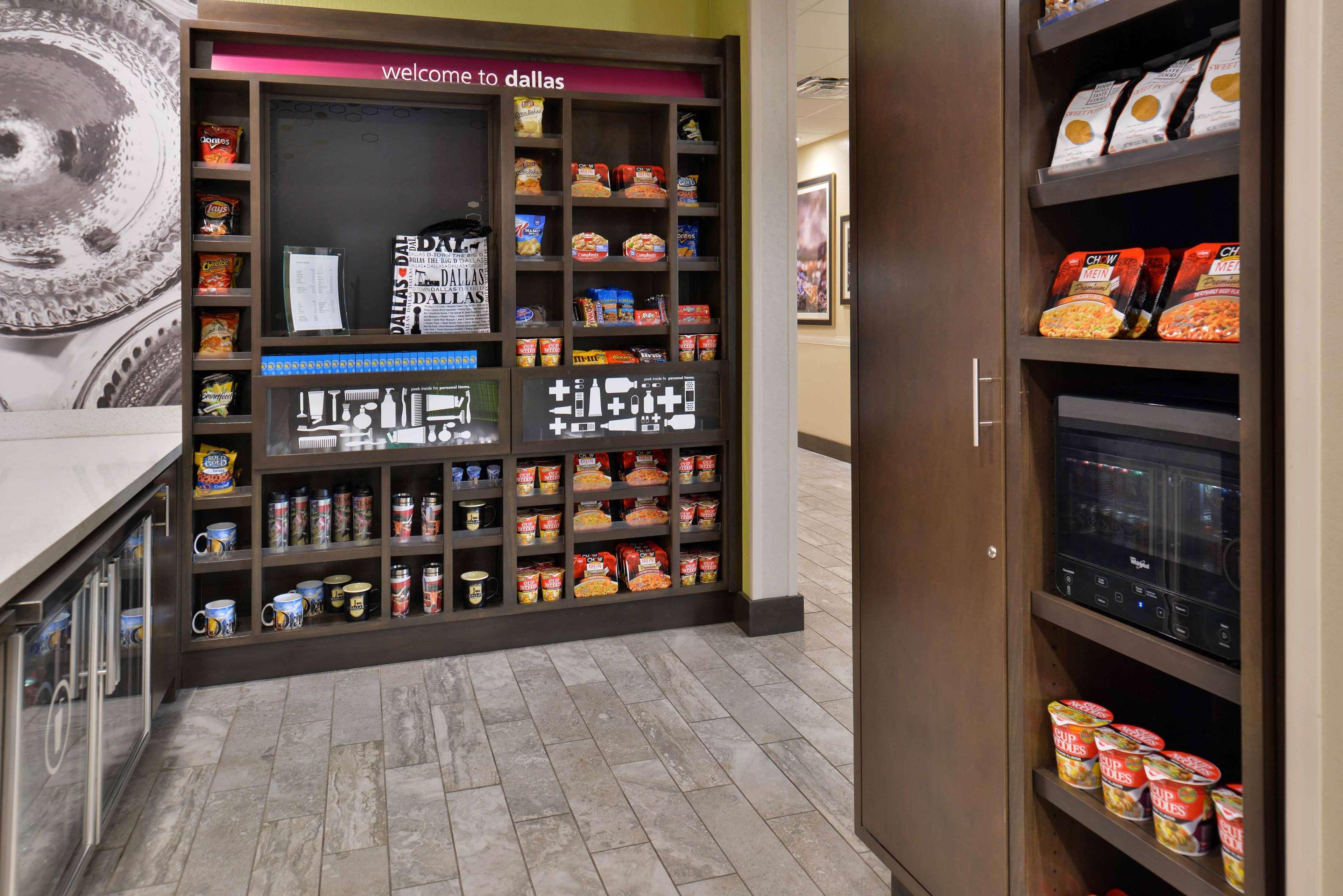 Hampton Inn & Suites Dallas Market Center Екстер'єр фото