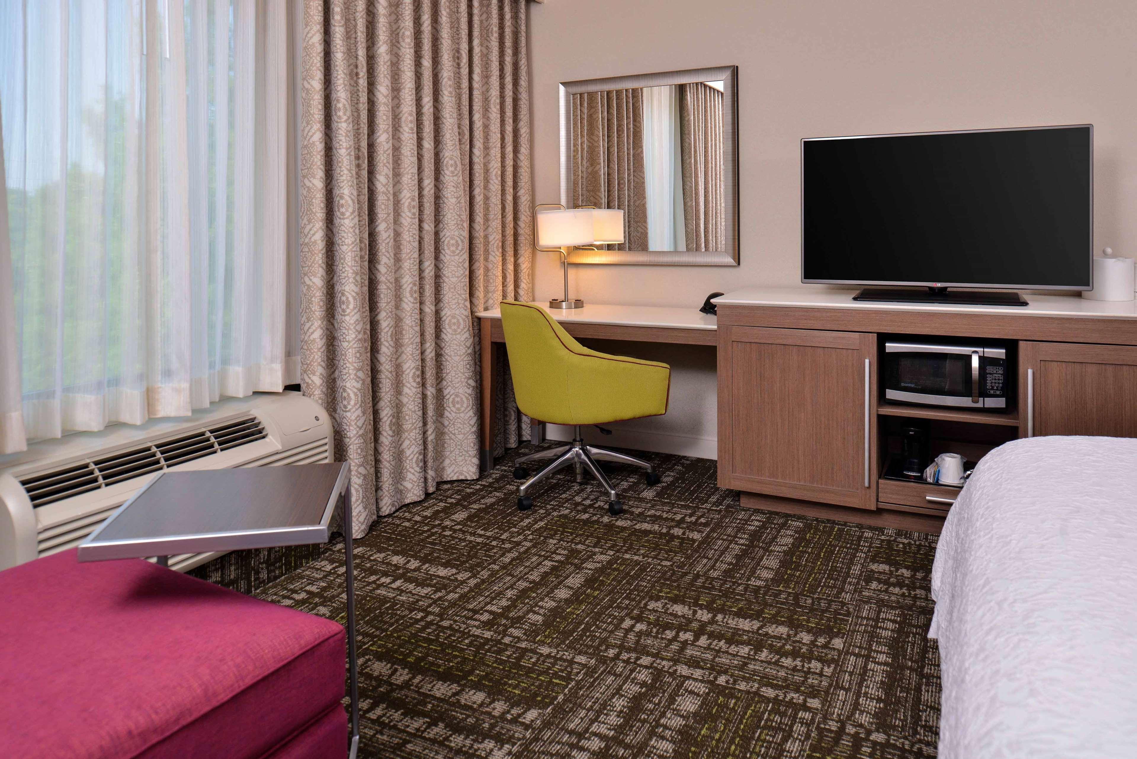 Hampton Inn & Suites Dallas Market Center Екстер'єр фото