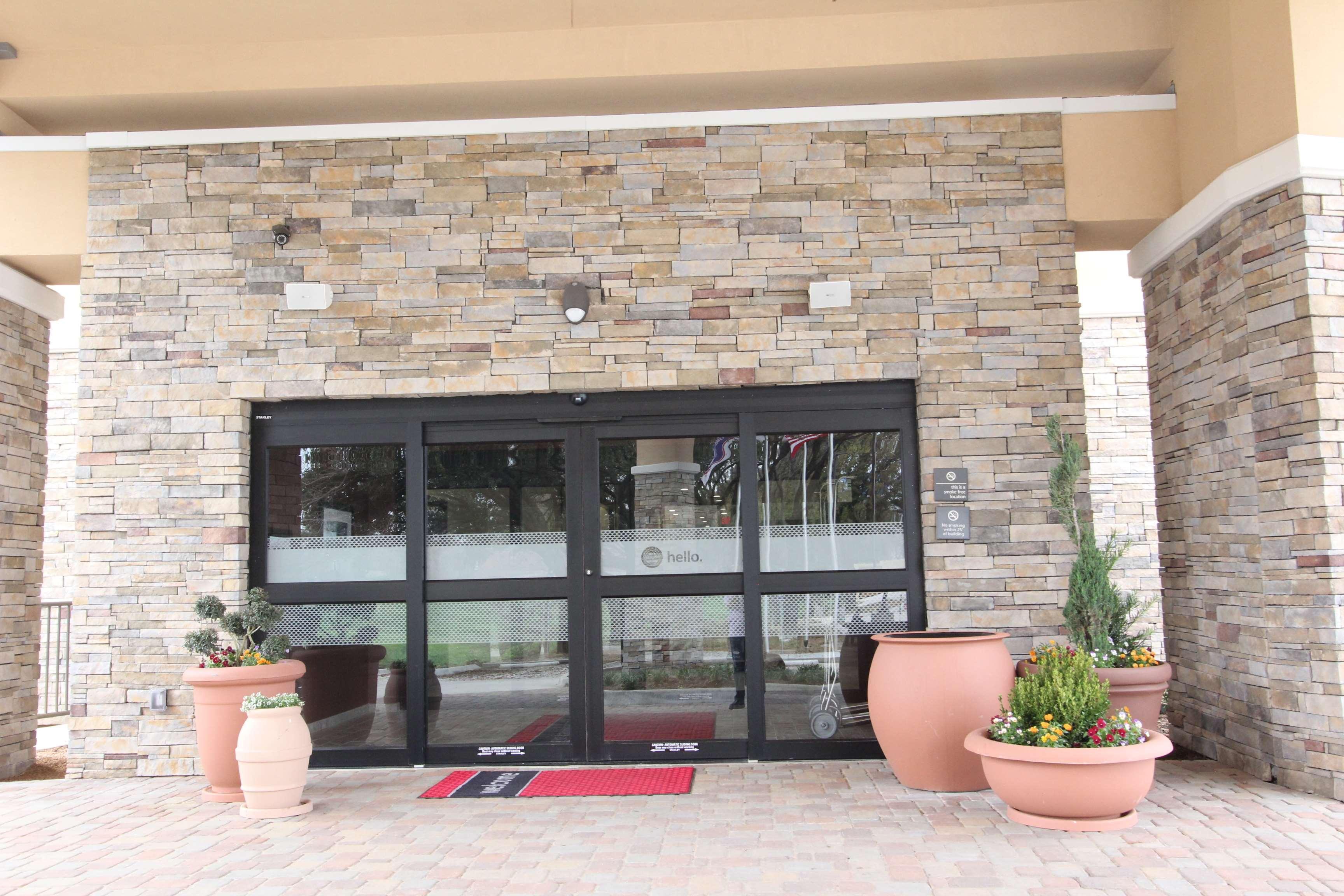 Hampton Inn & Suites Dallas Market Center Екстер'єр фото