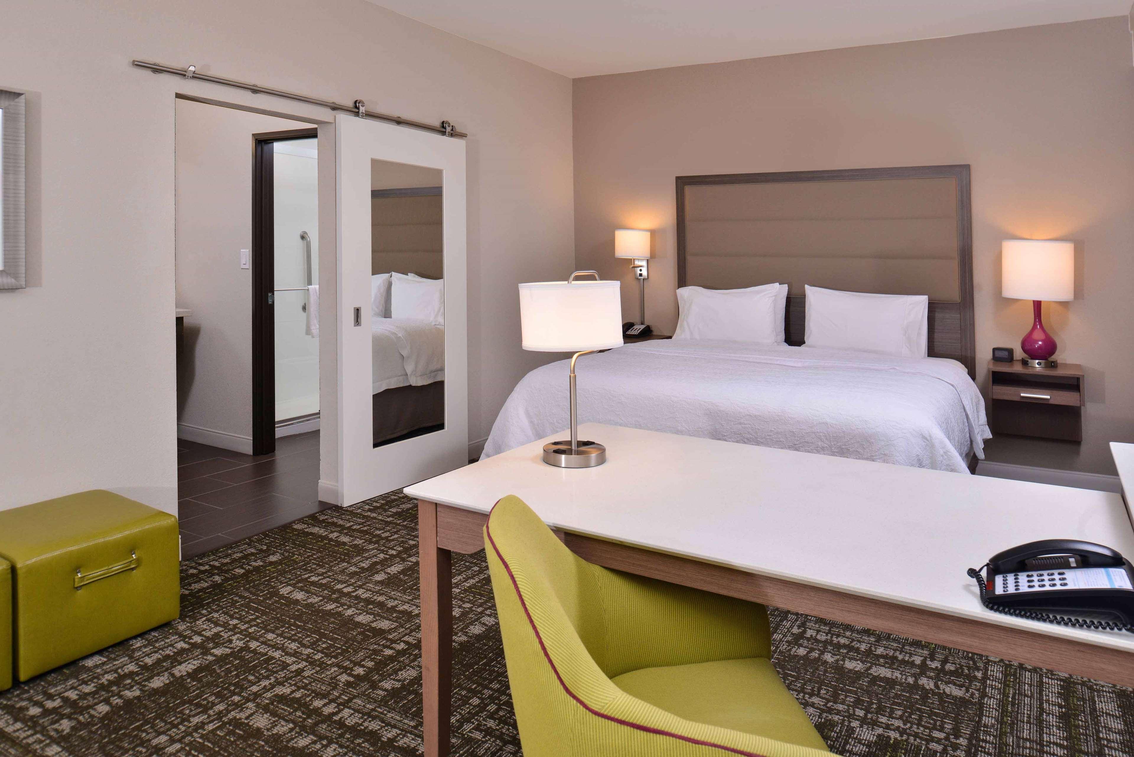Hampton Inn & Suites Dallas Market Center Екстер'єр фото