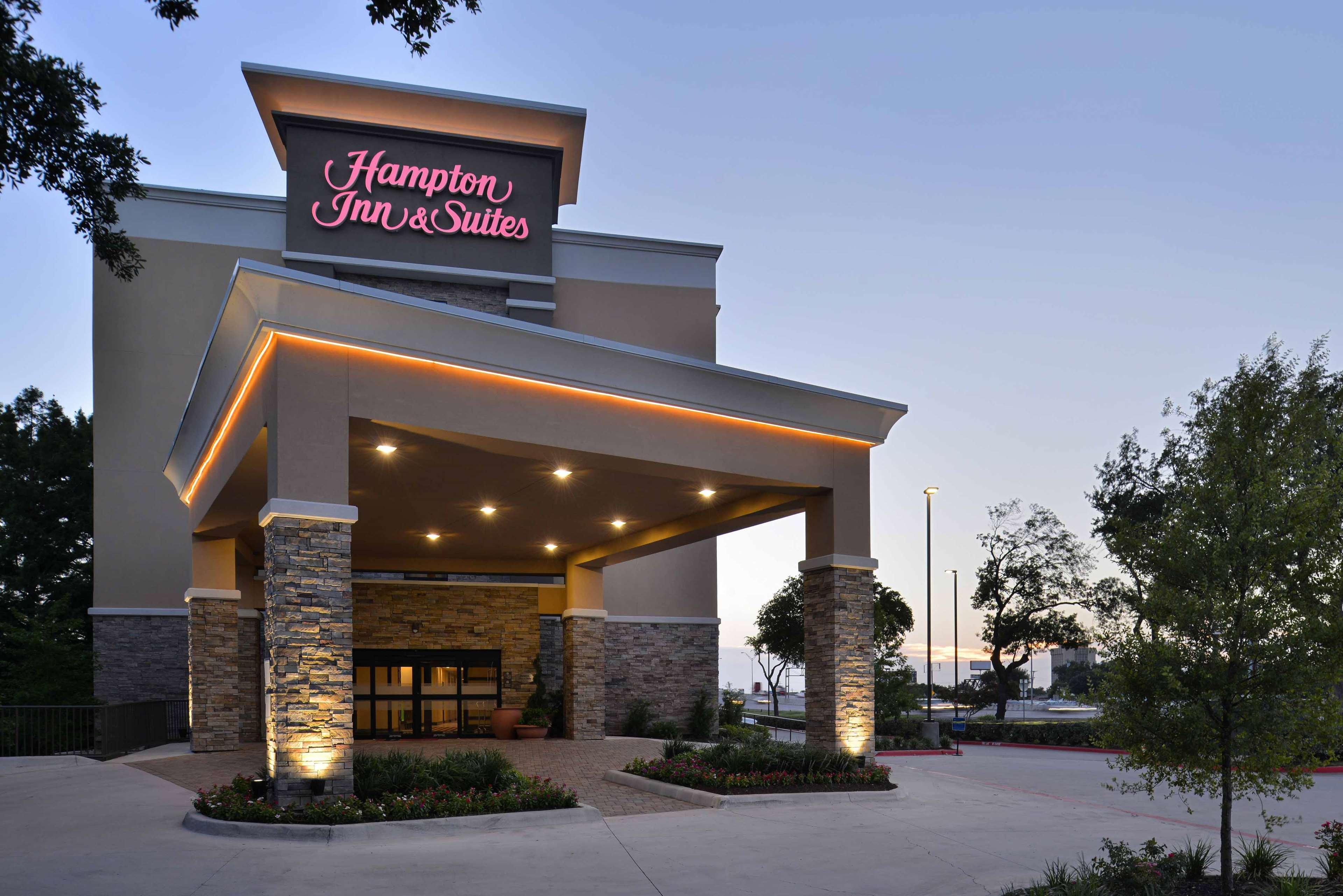 Hampton Inn & Suites Dallas Market Center Екстер'єр фото