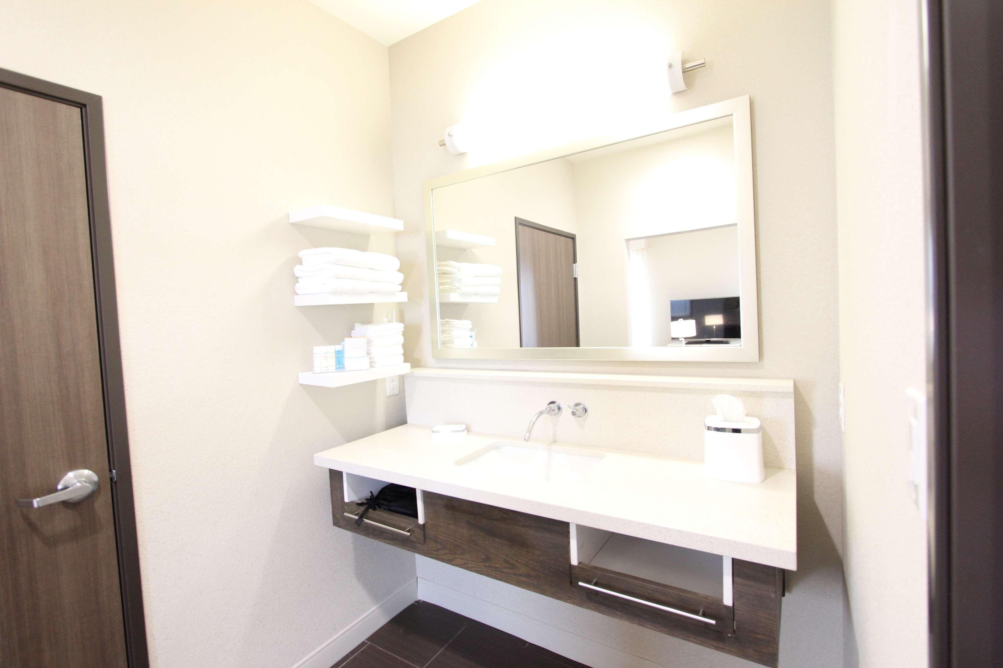 Hampton Inn & Suites Dallas Market Center Екстер'єр фото