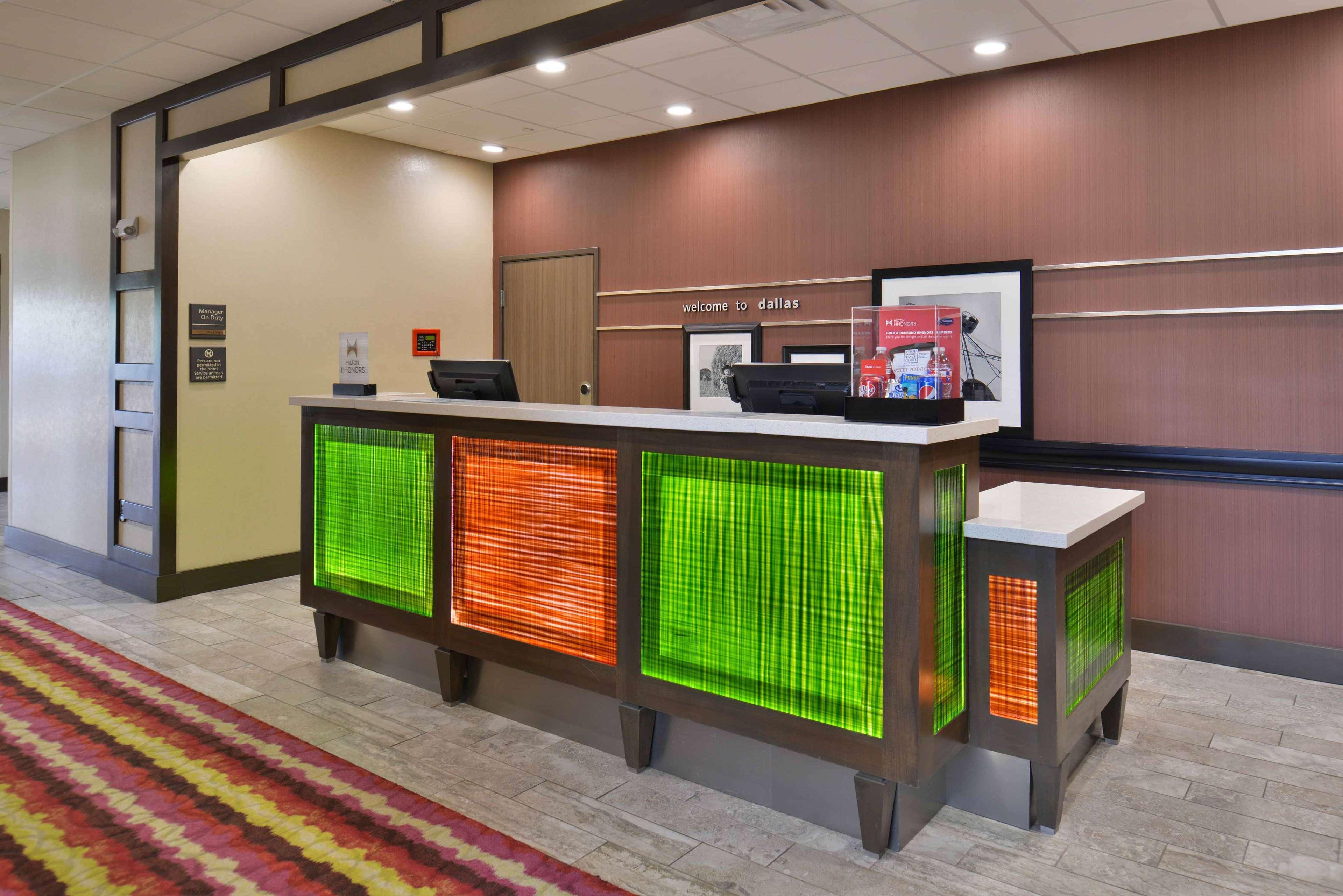 Hampton Inn & Suites Dallas Market Center Екстер'єр фото
