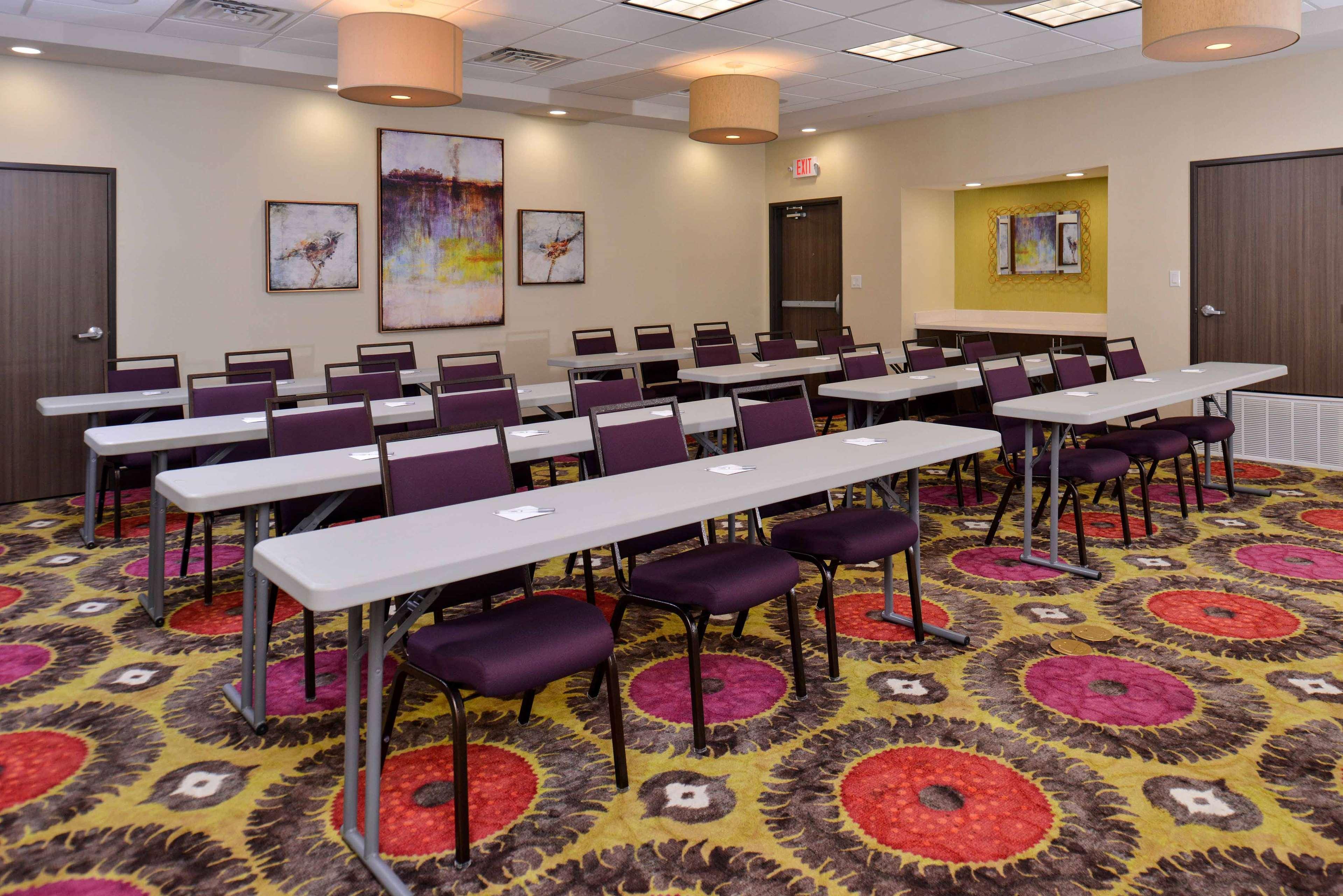 Hampton Inn & Suites Dallas Market Center Екстер'єр фото