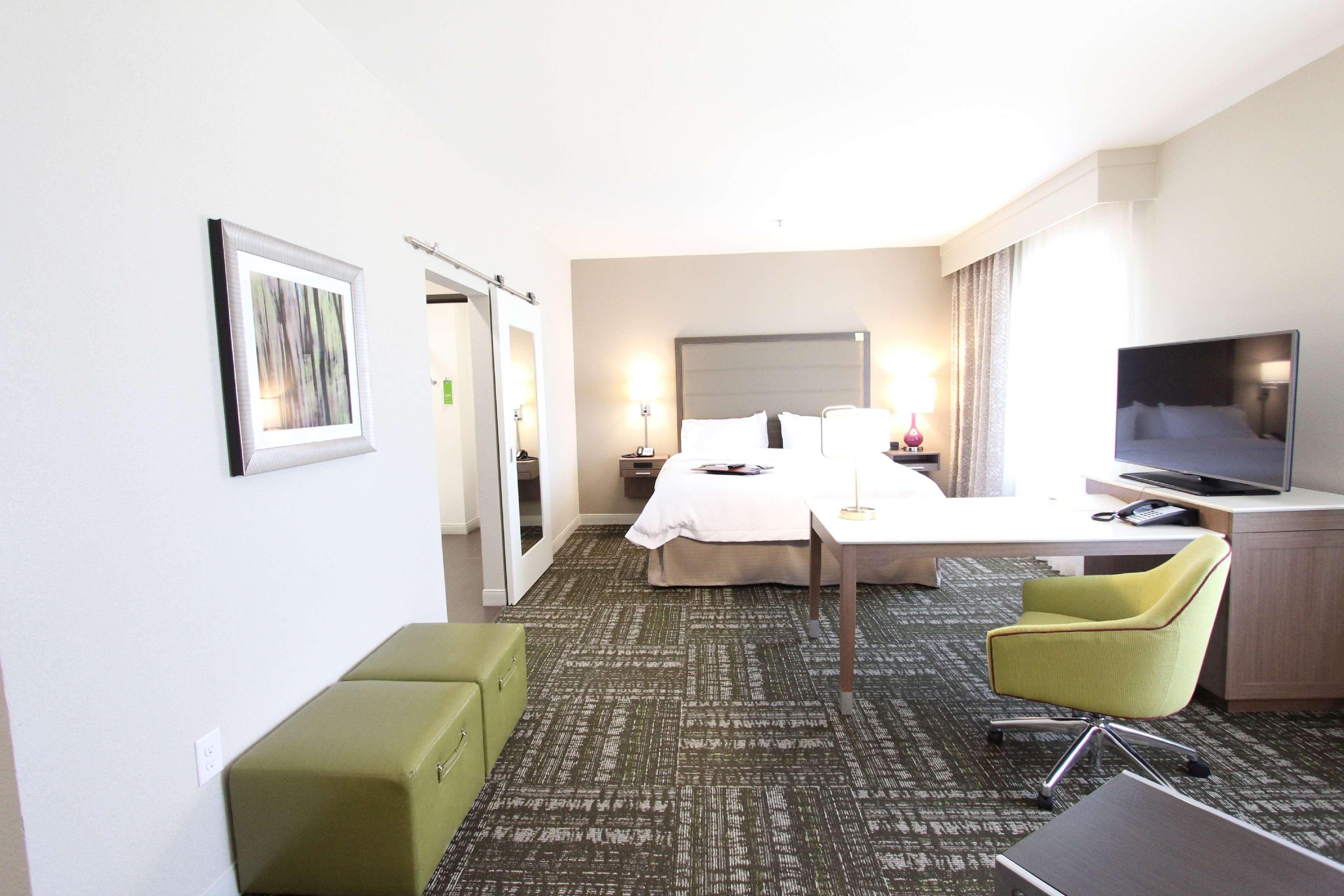 Hampton Inn & Suites Dallas Market Center Екстер'єр фото