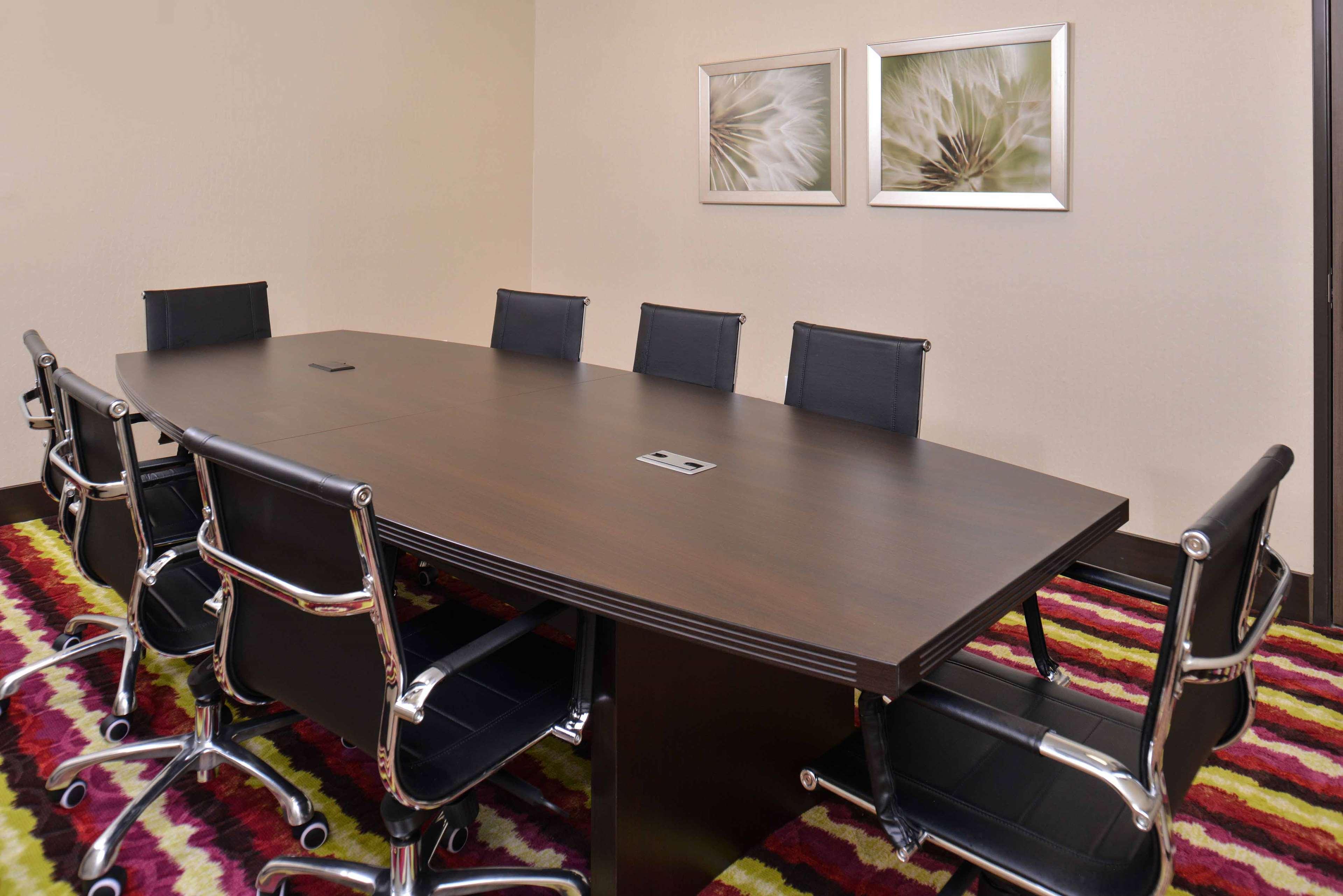 Hampton Inn & Suites Dallas Market Center Екстер'єр фото