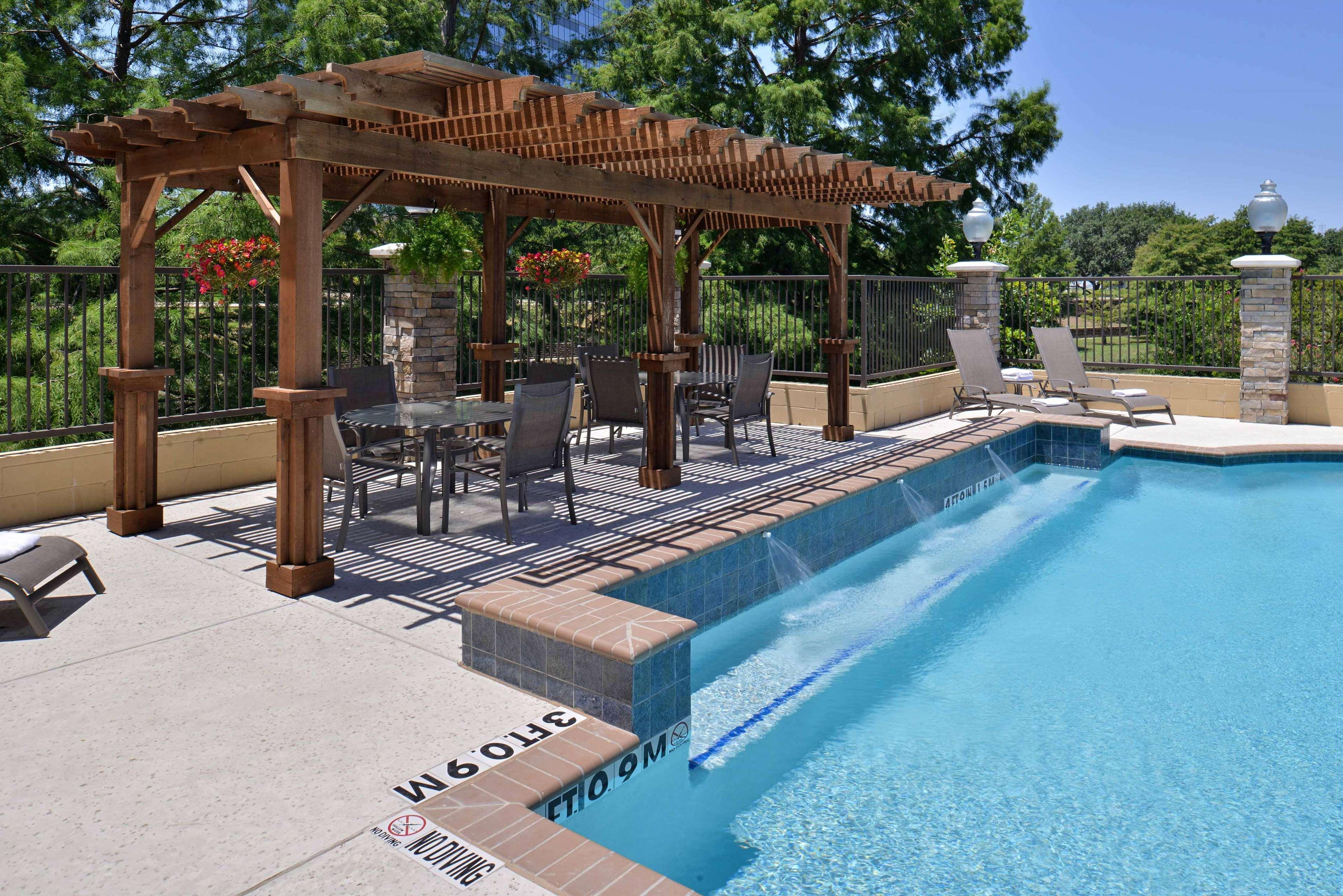 Hampton Inn & Suites Dallas Market Center Екстер'єр фото