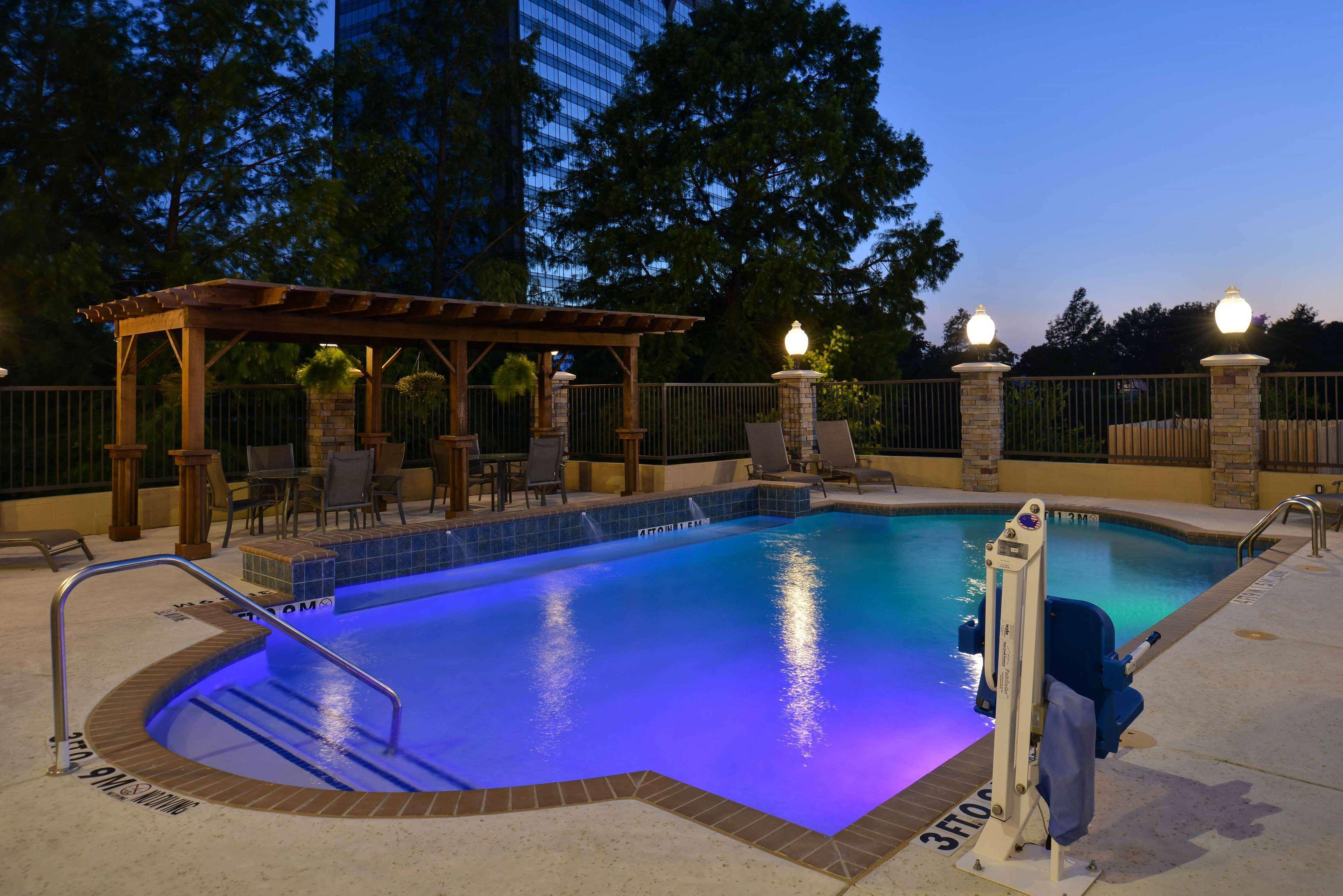 Hampton Inn & Suites Dallas Market Center Екстер'єр фото