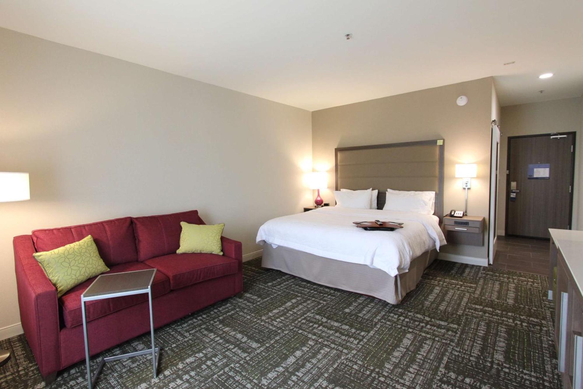 Hampton Inn & Suites Dallas Market Center Екстер'єр фото