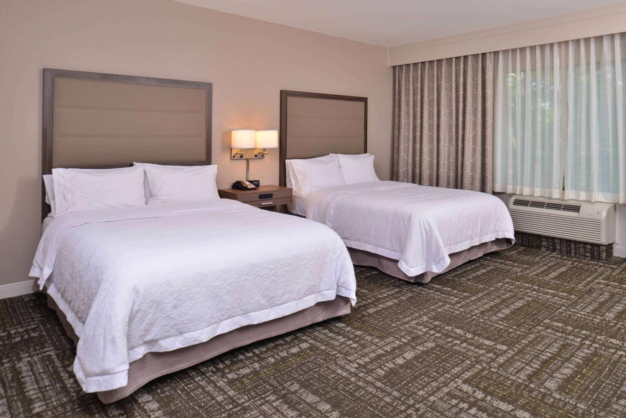 Hampton Inn & Suites Dallas Market Center Екстер'єр фото