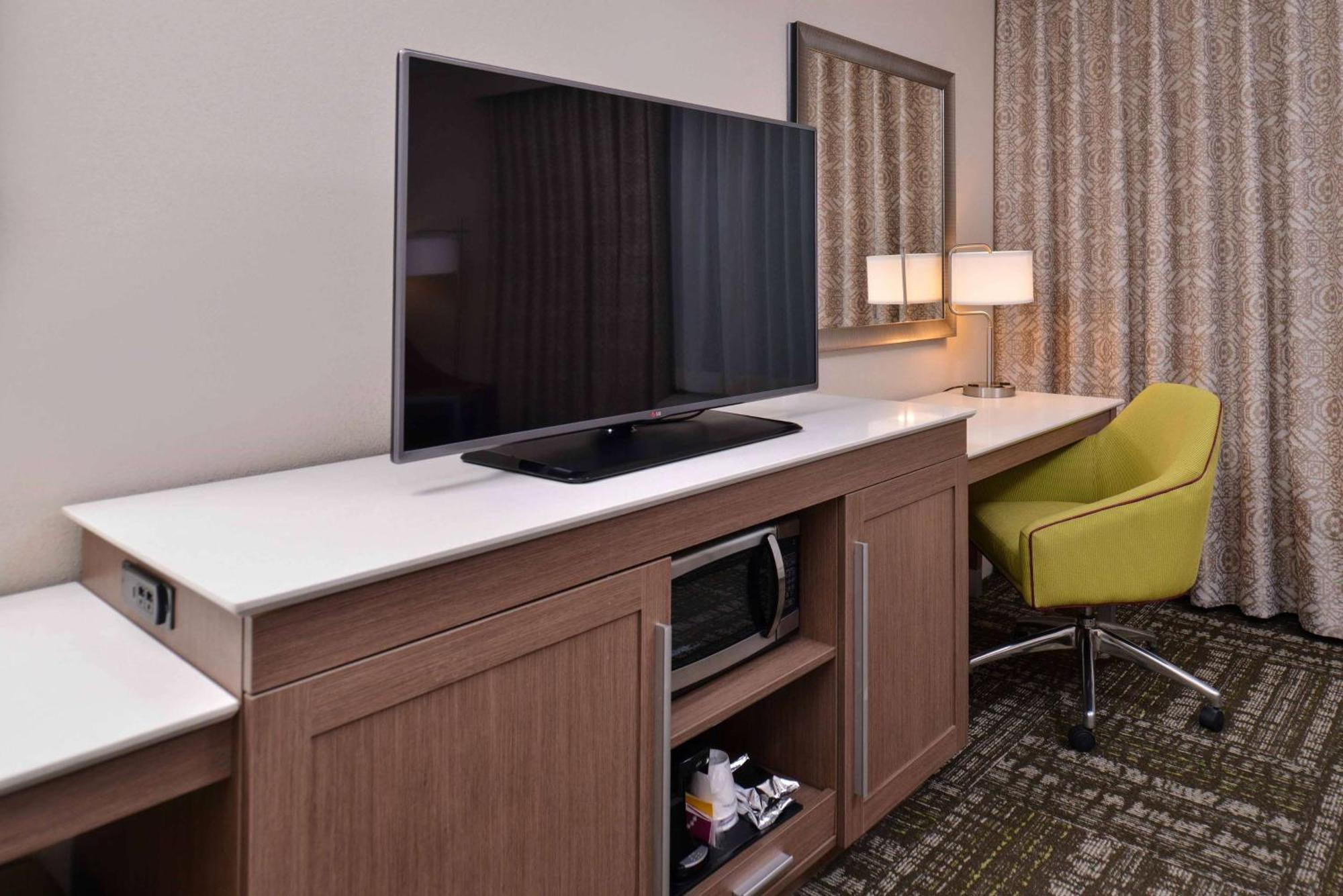 Hampton Inn & Suites Dallas Market Center Екстер'єр фото