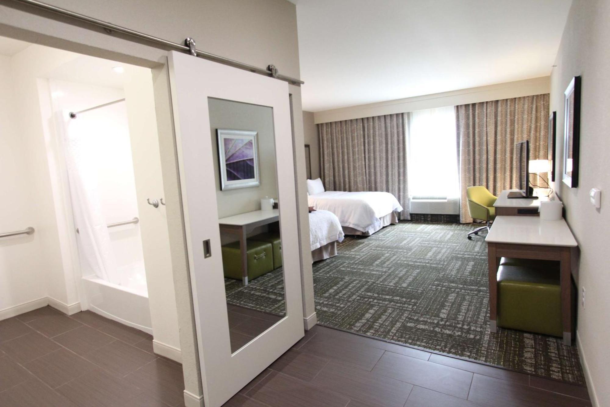 Hampton Inn & Suites Dallas Market Center Екстер'єр фото