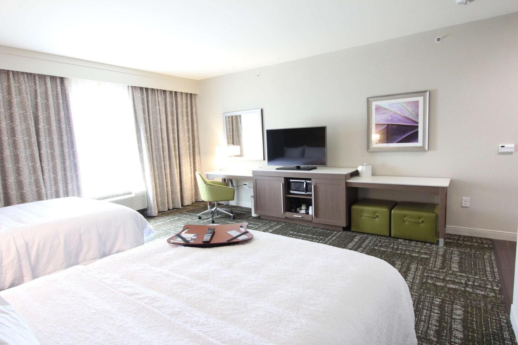 Hampton Inn & Suites Dallas Market Center Екстер'єр фото