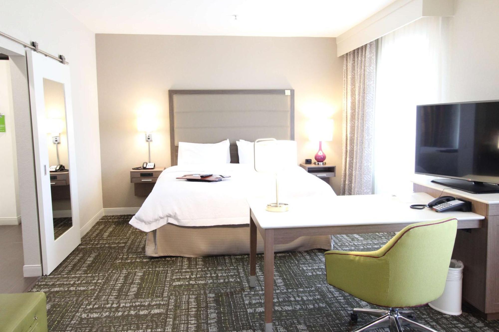 Hampton Inn & Suites Dallas Market Center Екстер'єр фото