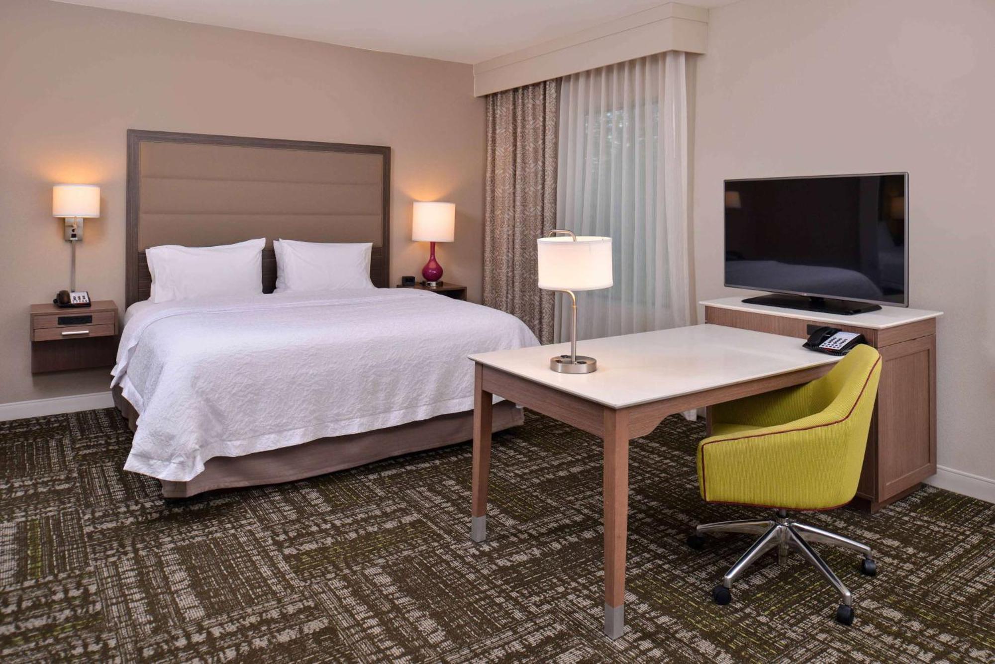 Hampton Inn & Suites Dallas Market Center Екстер'єр фото