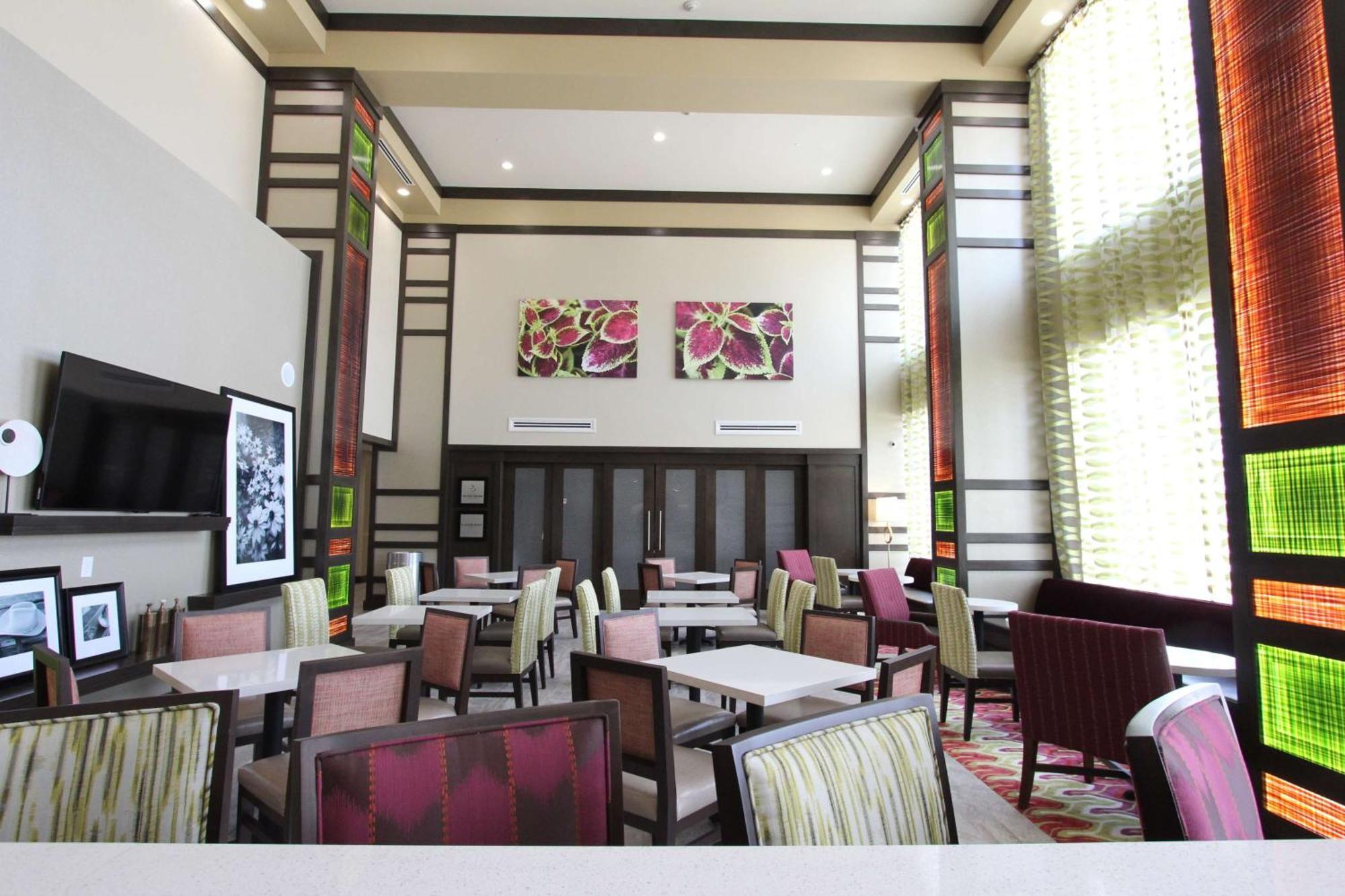 Hampton Inn & Suites Dallas Market Center Екстер'єр фото